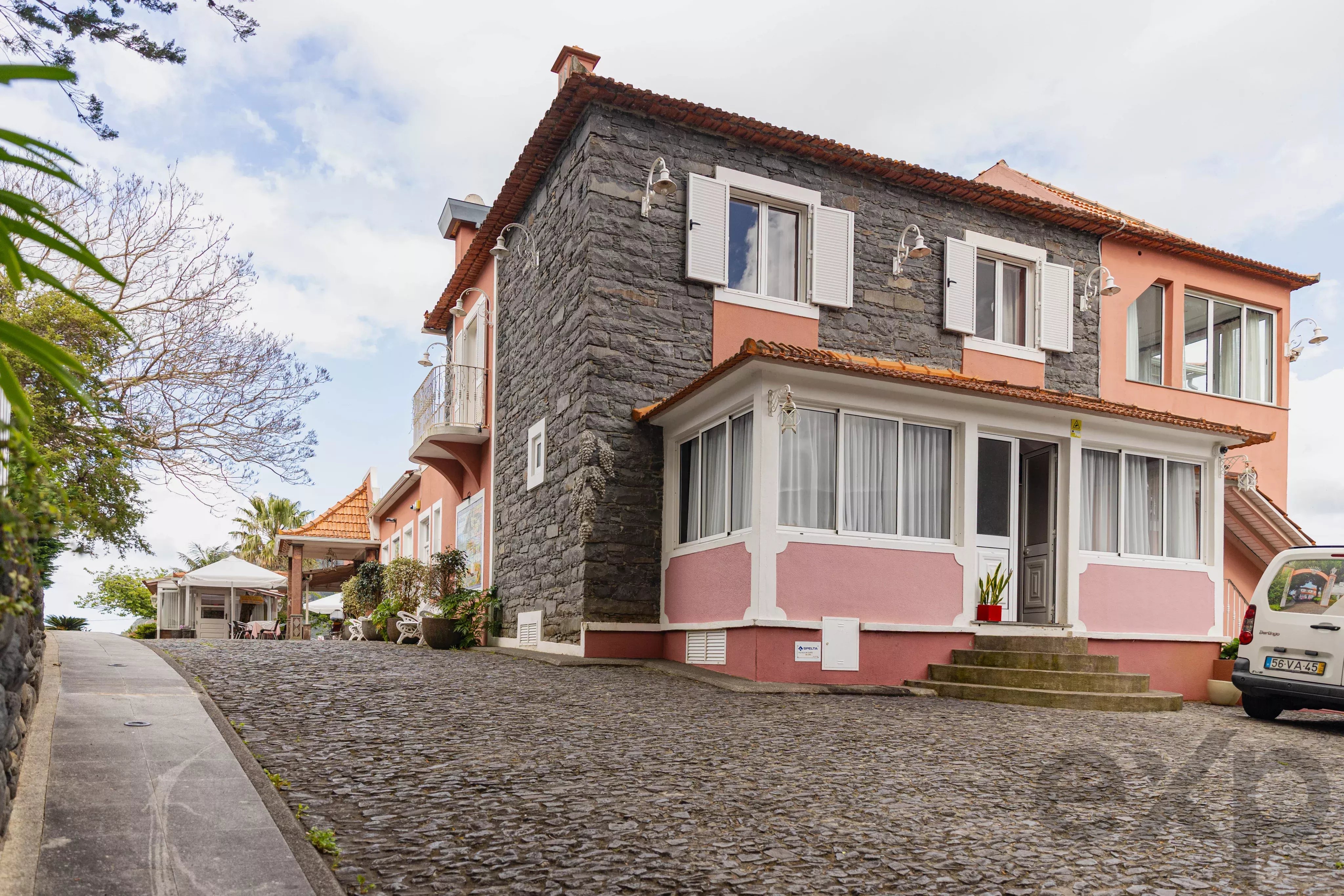 Propriedade Comercial Histórica de Prestígio com Projeto para Hotel 4 Estrelas - Faial, Madeira