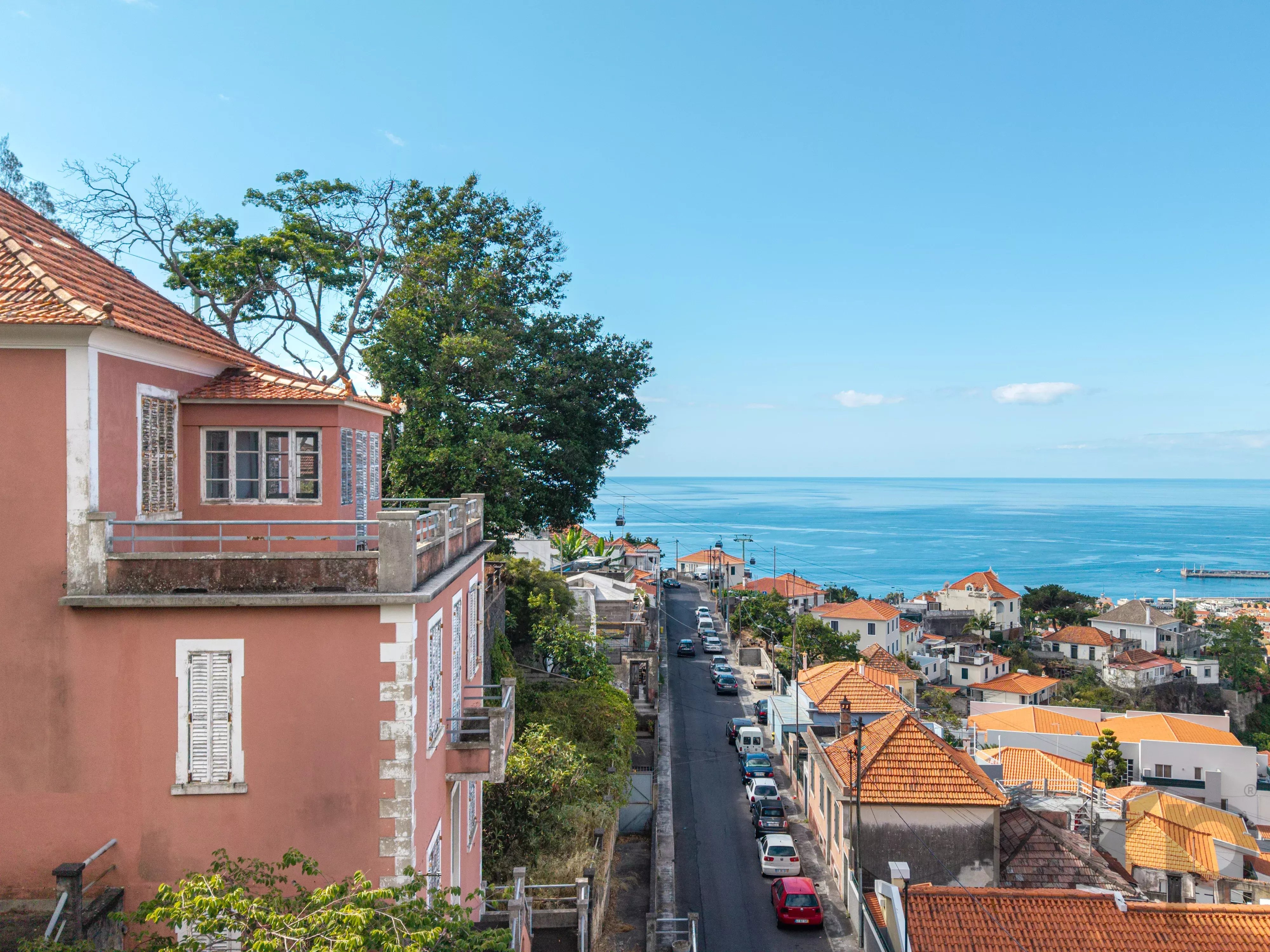 Residential House for sale in Funchal, 400 m²
