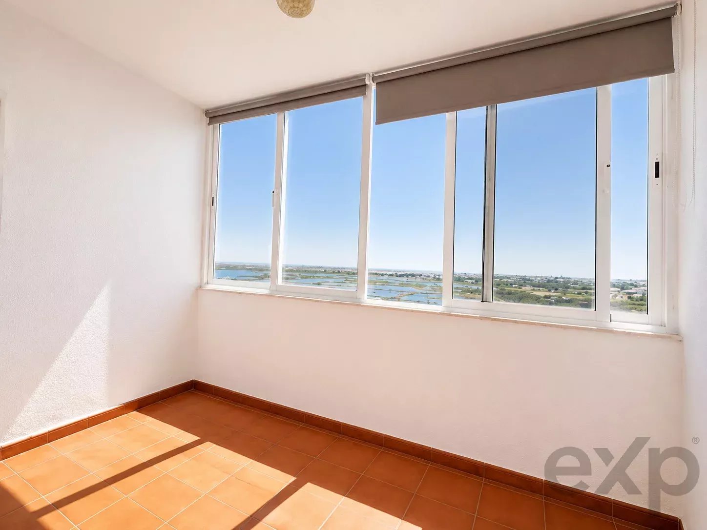 Elegant 3‑bedroom apartment with panoramic view over the Ria Formosa 87132821 image 11