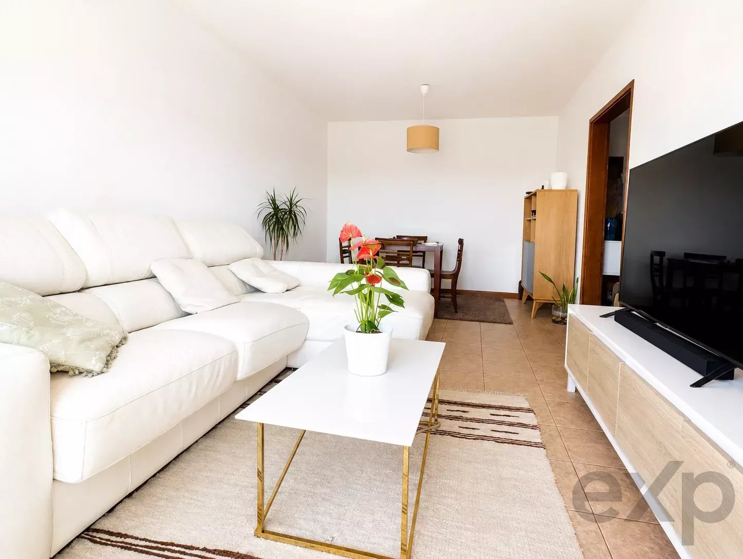 Elegante Apartamento T3 com Vista Desafogada sobre a Ria Formosa