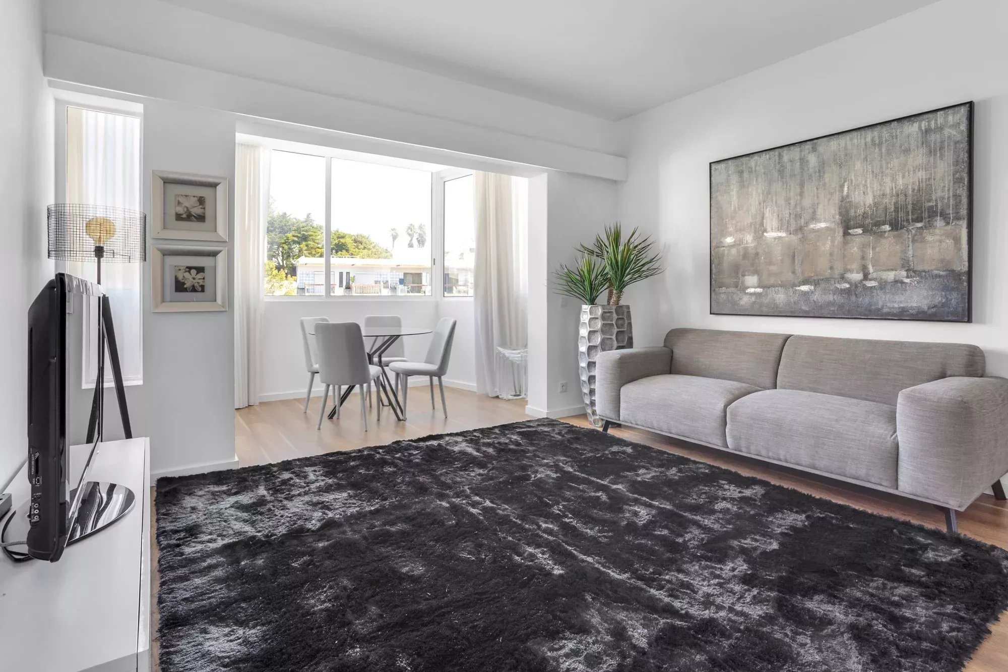 T1 Remodelado no Estoril | Disponibilidade Imediata | Elevador e Arrecadação