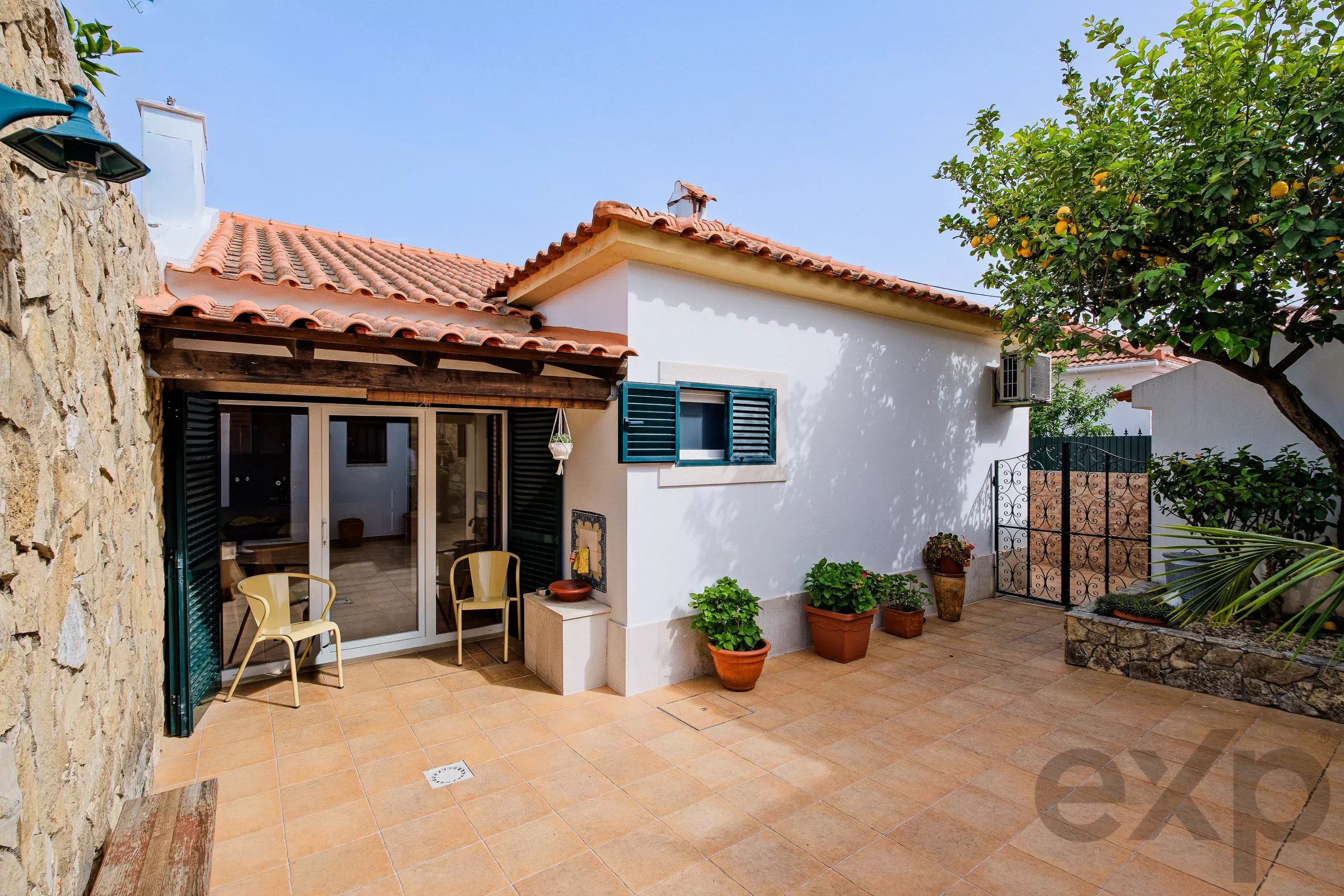 Single‑storey T2+1 house with terrace and annex including a bedroom, Lisbon, Campolide 87145582 image 2