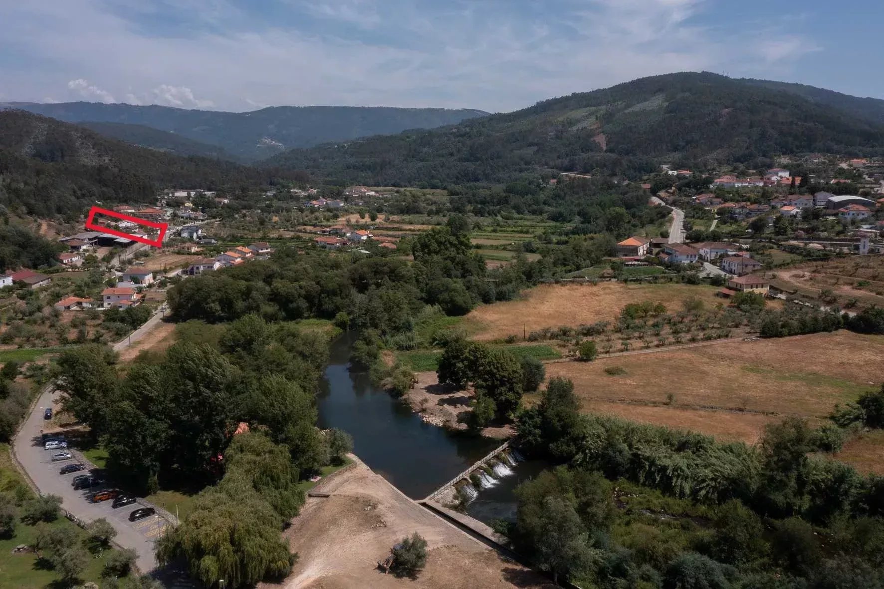 Moradia com 3.000 m² de terreno, nascente de água e potencial turístico junto à Praia Fluvial de Vila Nova do Ceira