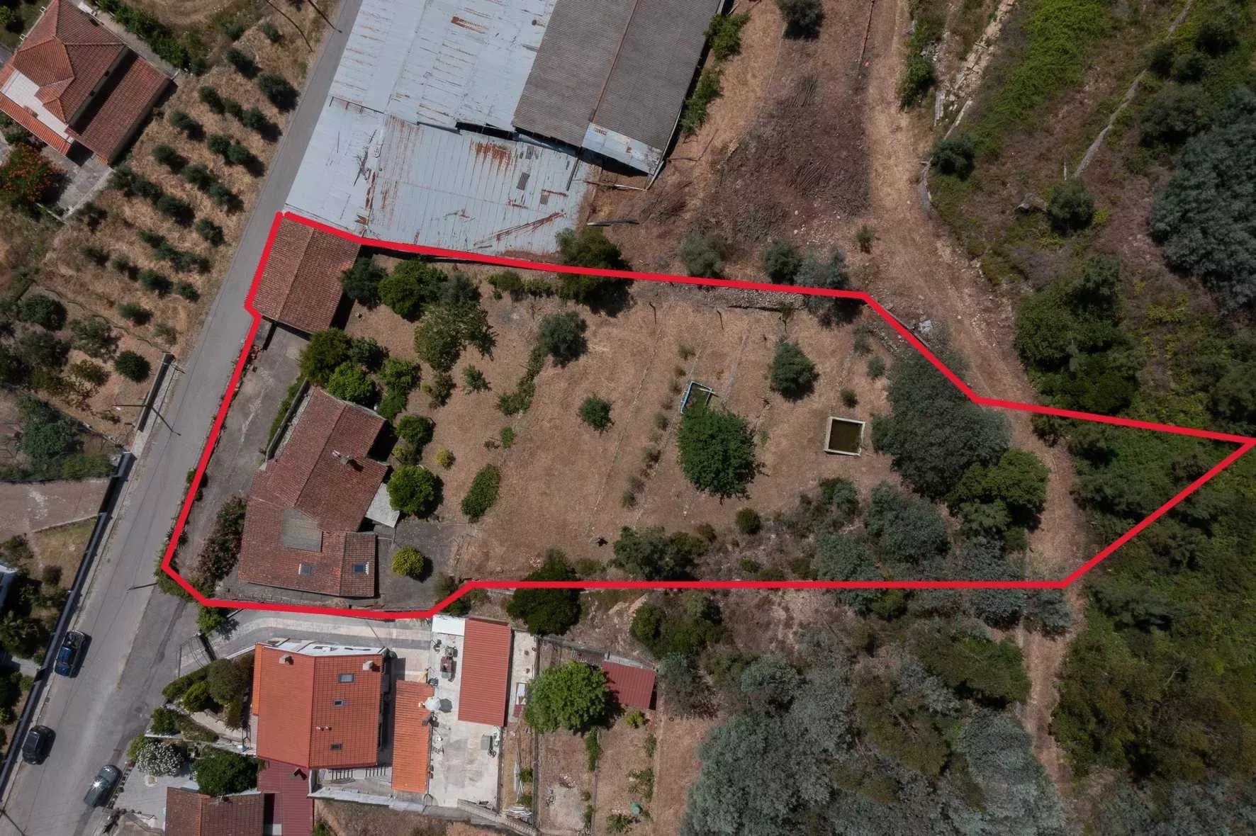 Moradia com 3.000 m² de terreno, nascente de água e potencial turístico junto à Praia Fluvial de Vila Nova do Ceira