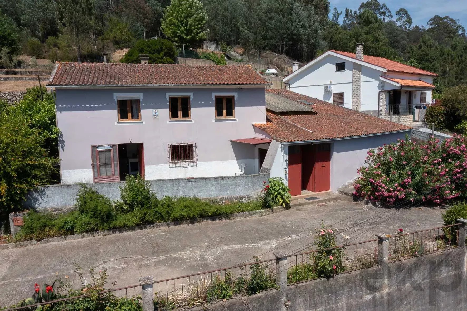 Moradia com 3.000 m² de terreno, nascente de água e potencial turístico junto à Praia Fluvial de Vila Nova do Ceira