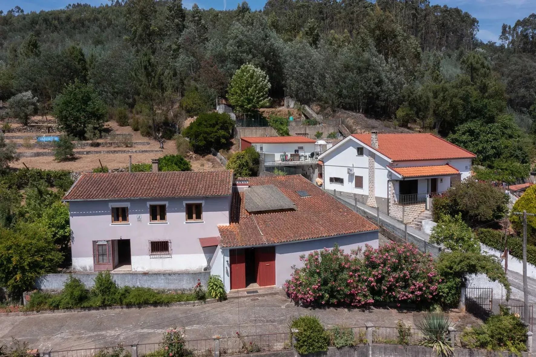 Moradia com 3.000 m² de terreno, nascente de água e potencial turístico junto à Praia Fluvial de Vila Nova do Ceira