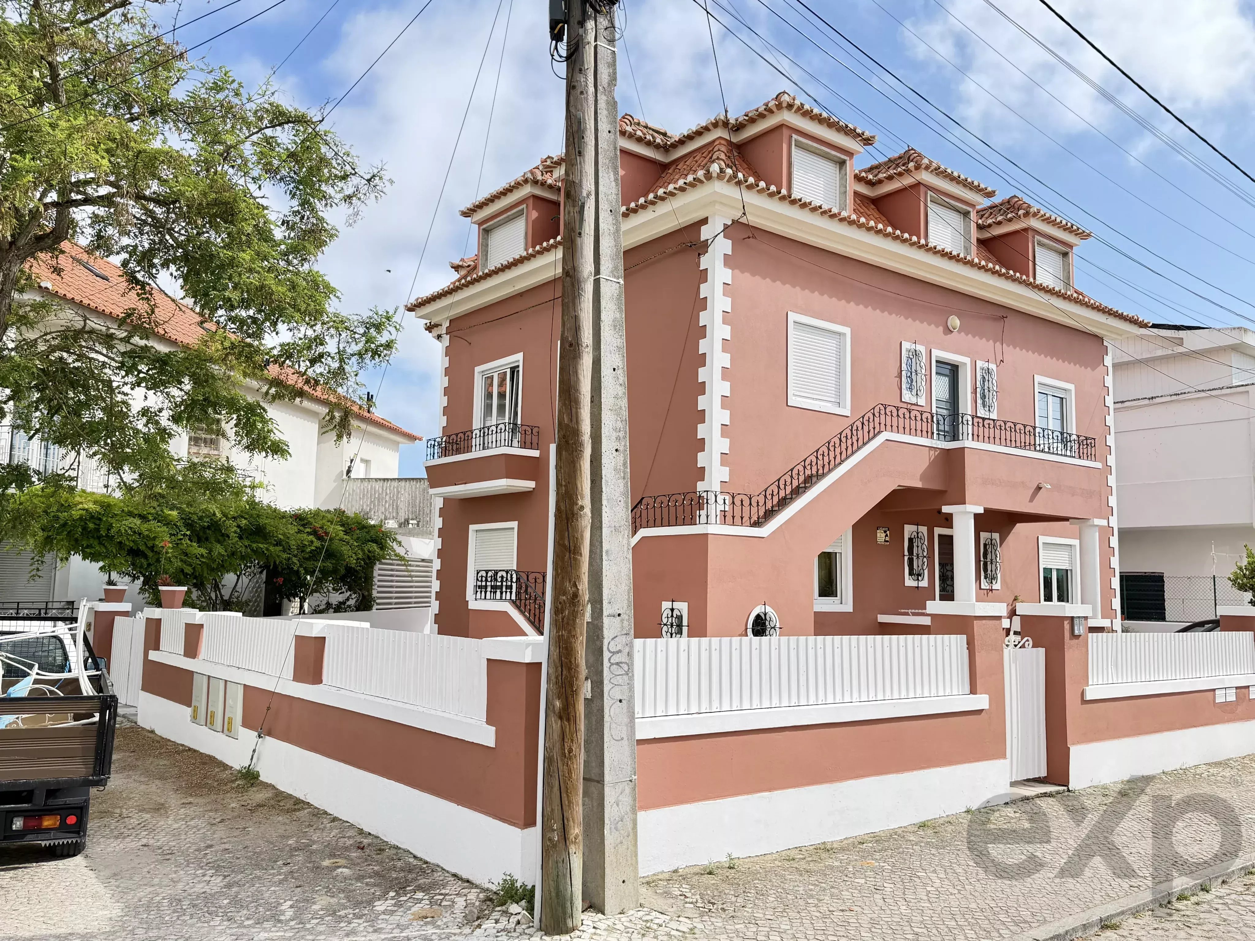 Arrenda T3+1 - em 1º Piso em moradia isolada, reconstruído de raiz, Costa de Caparica, Almada, Margem Sul.