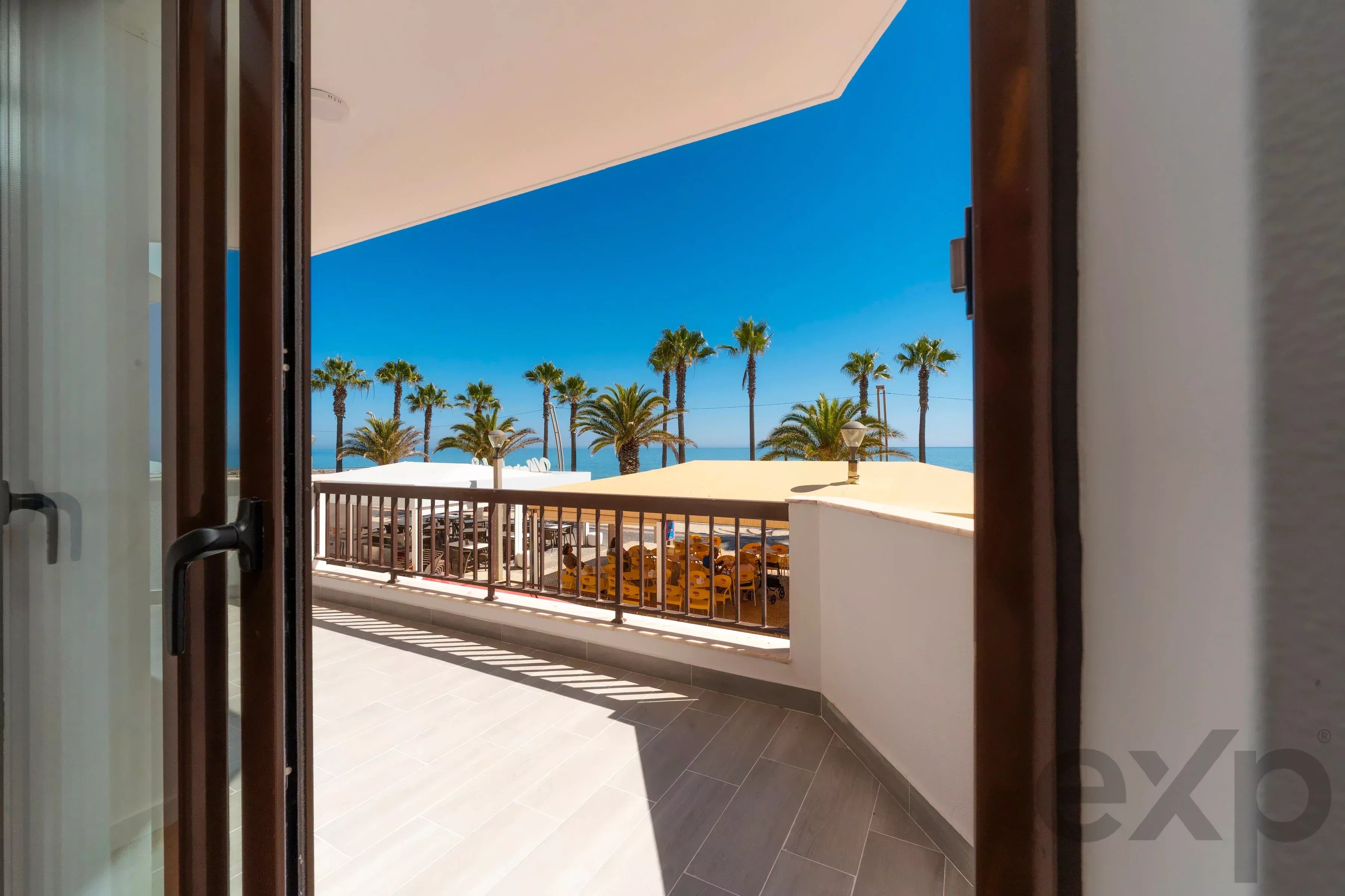 Modern sea‑front apartment in Quarteira 87155806 image 10