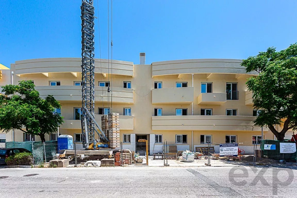 Apartamento T2 com Garagem Box – Novo Empreendimento – Tavira (São Pedro | Sítio do Caracol)