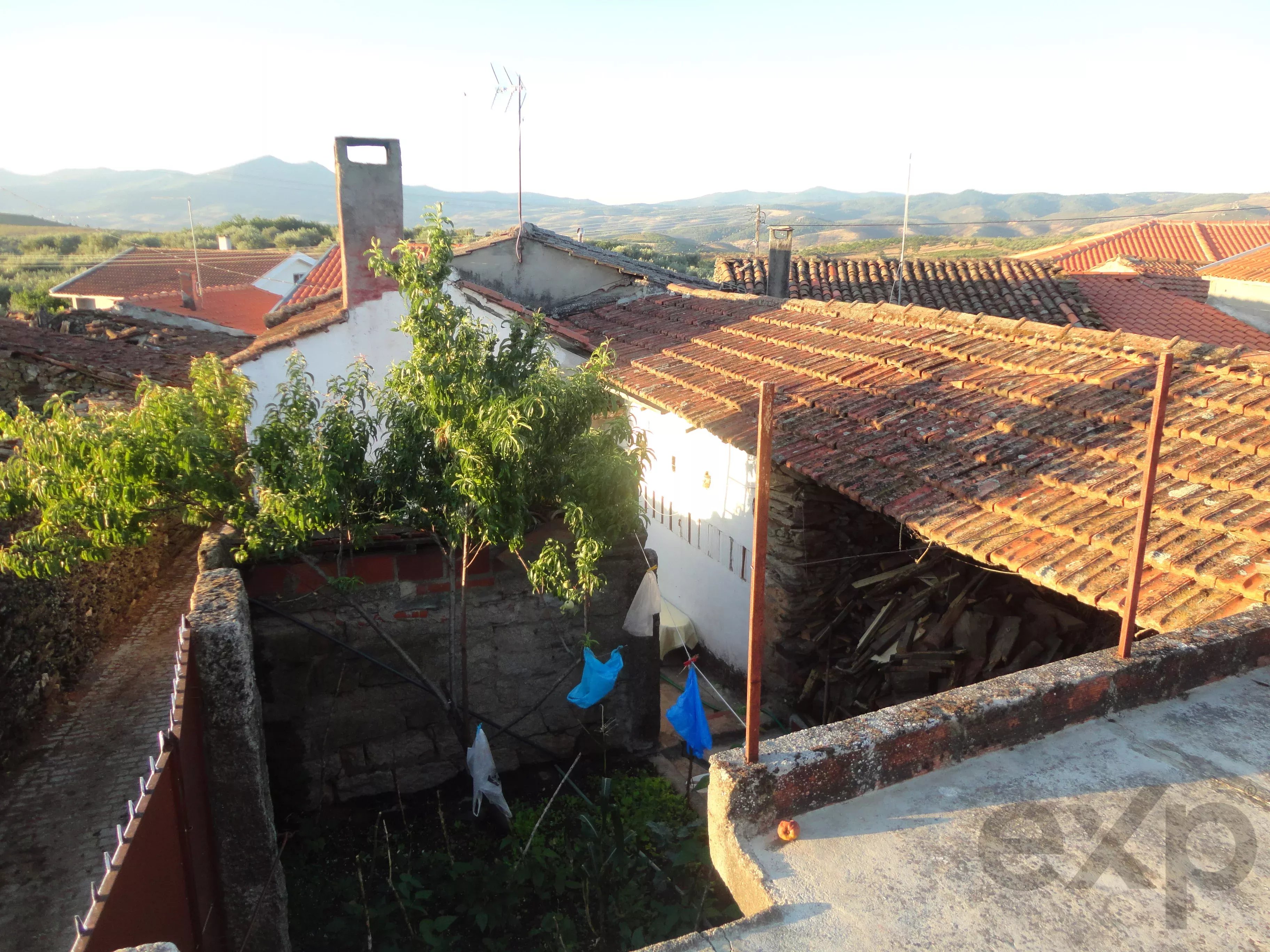 Moradia para Remodelação Total em Santa Maria de Émeres, Valpaços