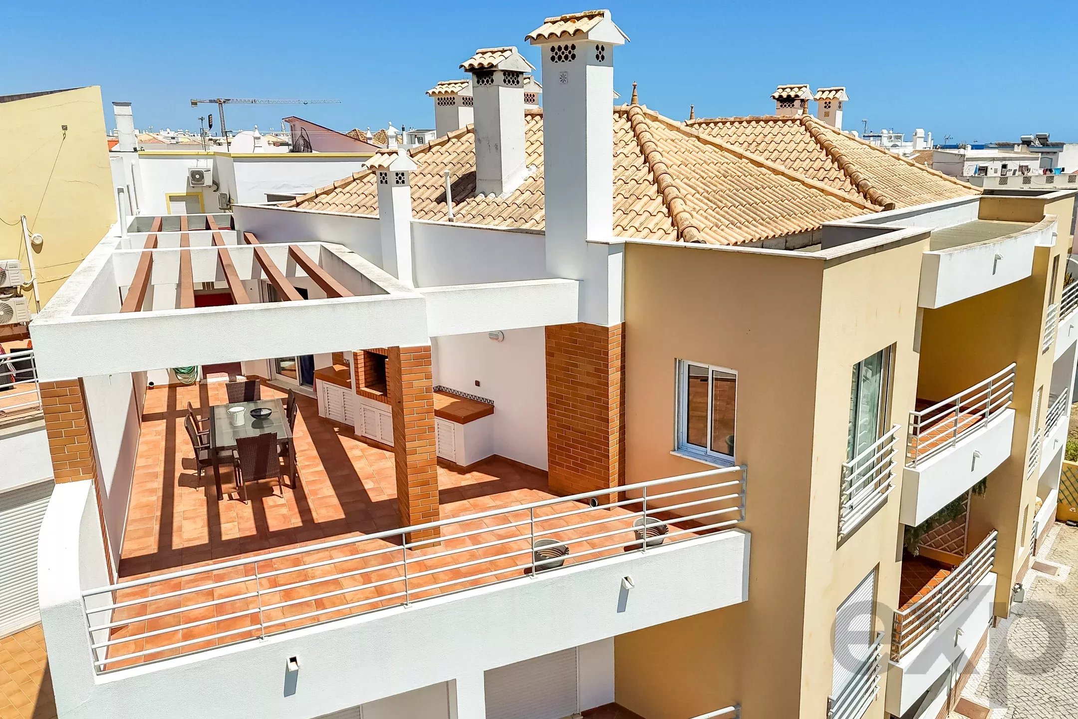 T2 mobilado com terraço e estacionamento no centro de Cabanas de Tavira