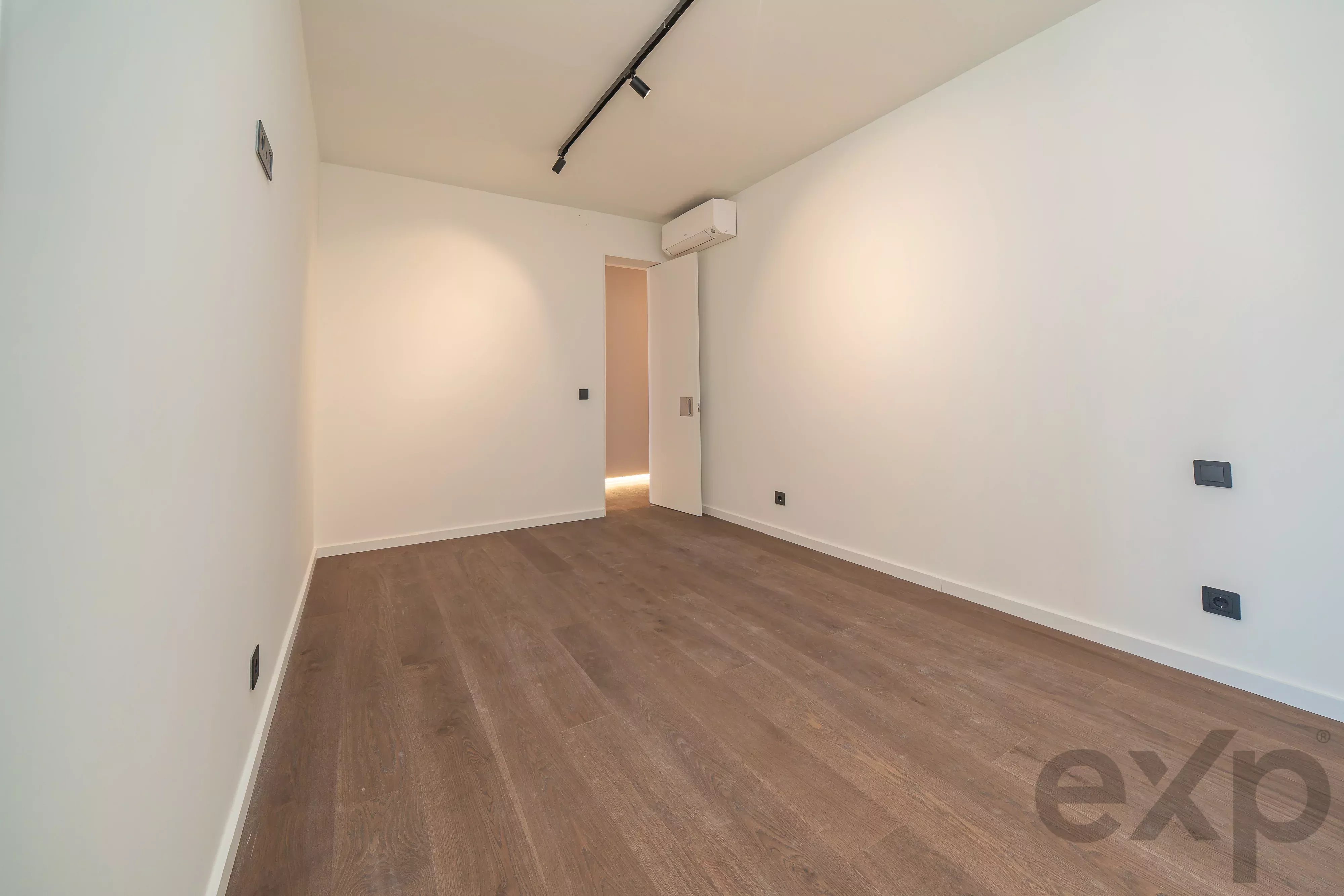 Charming T2+1 set to launch in the heart of Rato, Lisbon 87194652 image 45