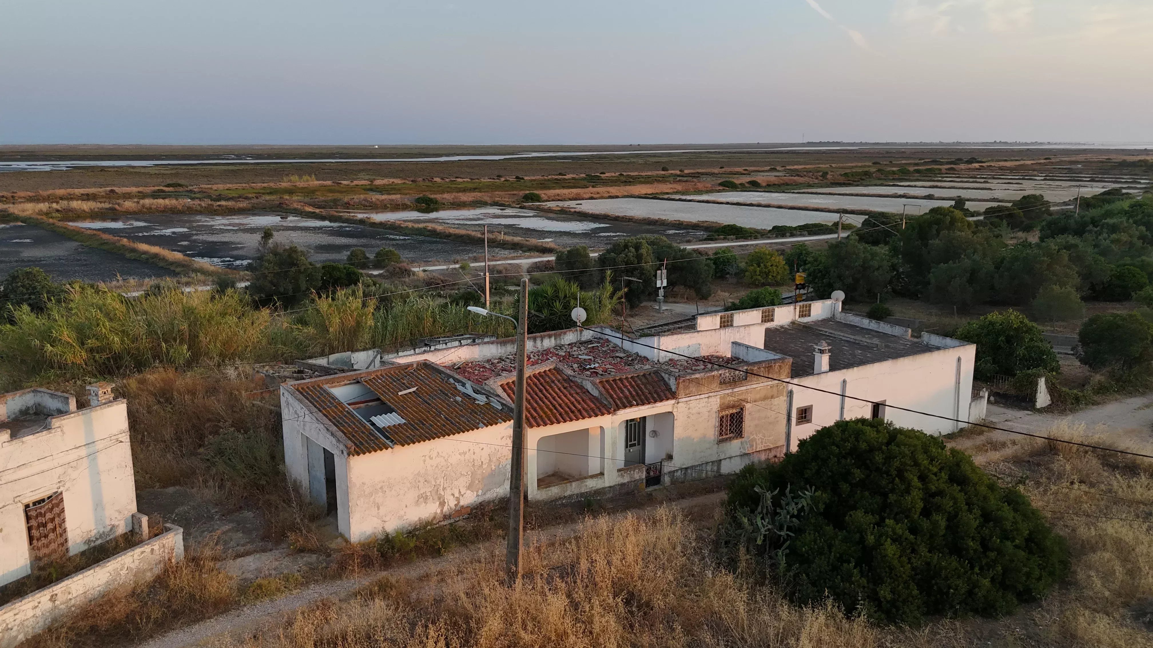 House for Restoration on the First Line of Ria Formosa 87195511 image 2