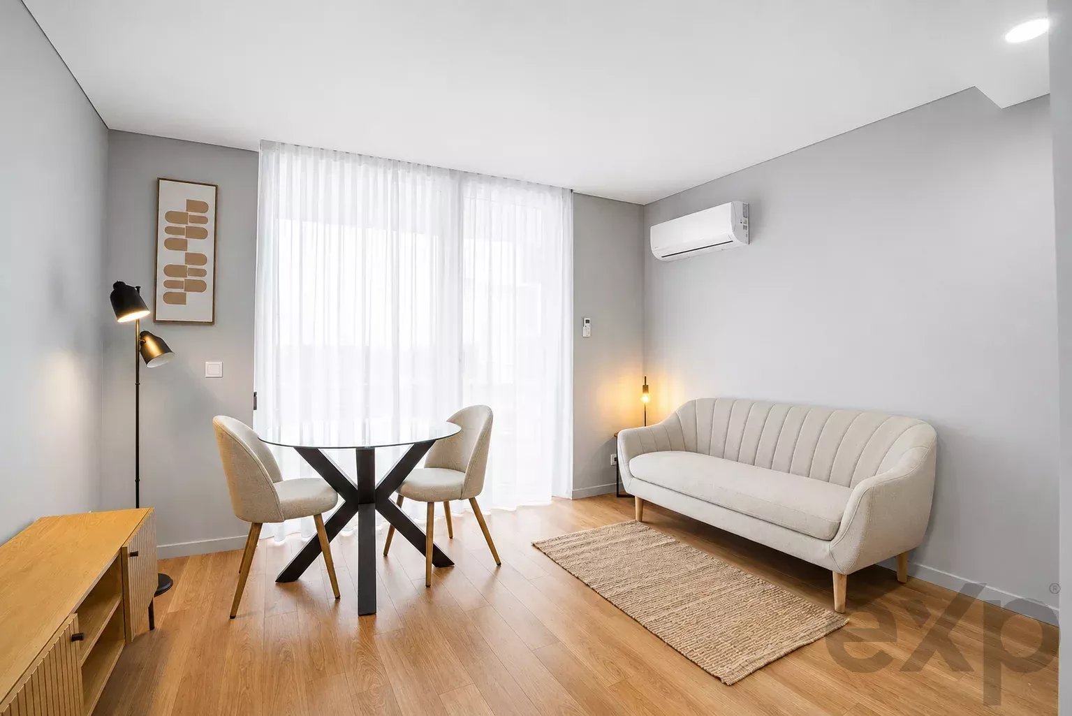 Apartamento T0 * Terraço * Lugar de Estacionamento * Equipado e Mobilado * Estação CP e Rodoviária de Aveiro