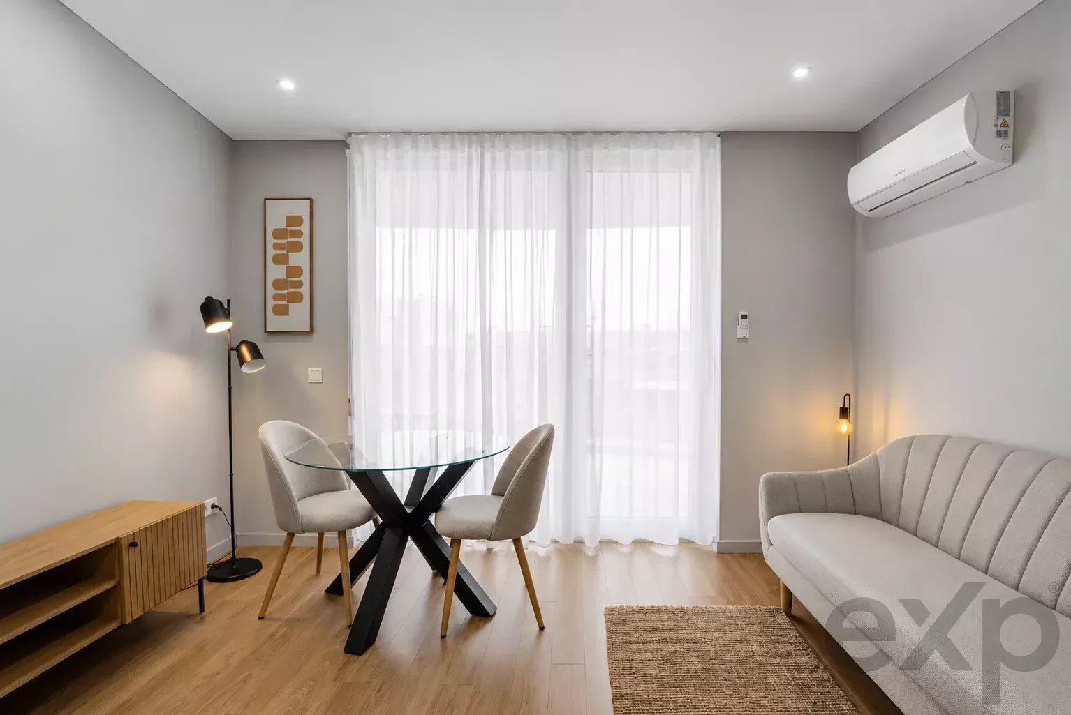 Apartamento T0 * Terraço * Lugar de Estacionamento * Equipado e Mobilado * Estação CP e Rodoviária de Aveiro