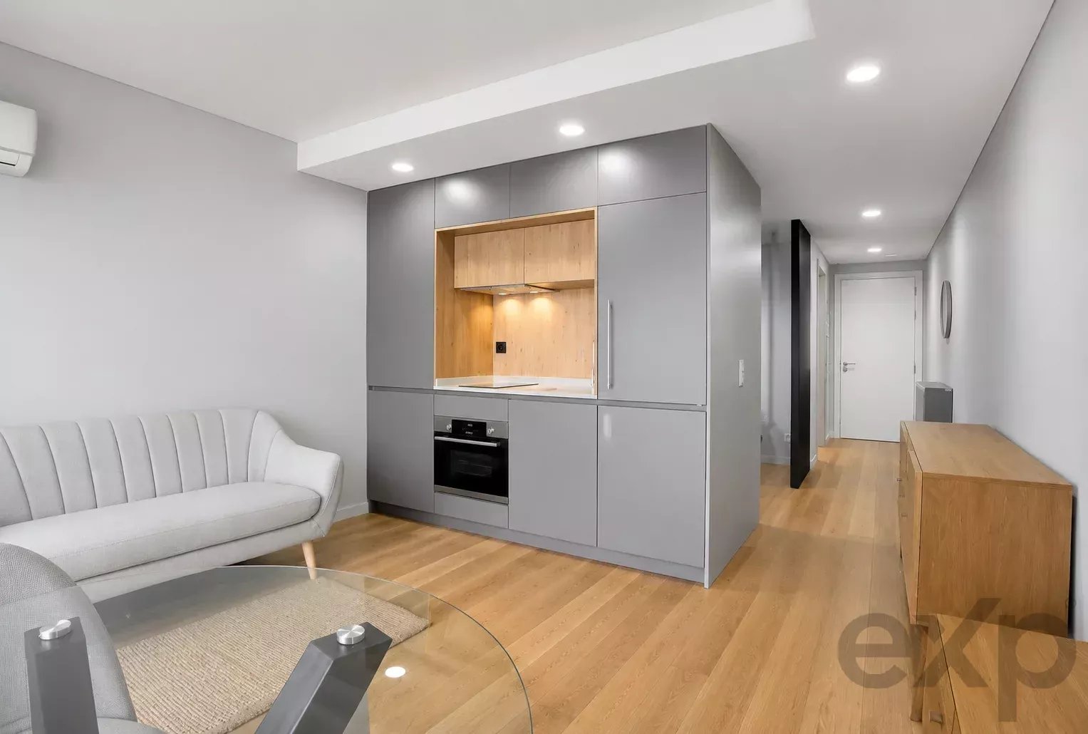 Apartamento T0 * Terraço * Lugar de Estacionamento * Equipado e Mobilado * Estação CP e Rodoviária de Aveiro