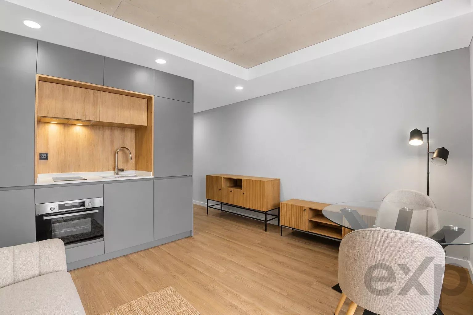 Apartamento T0 * Terraço * Lugar de Estacionamento * Equipado e Mobilado * Estação CP e Rodoviária de Aveiro