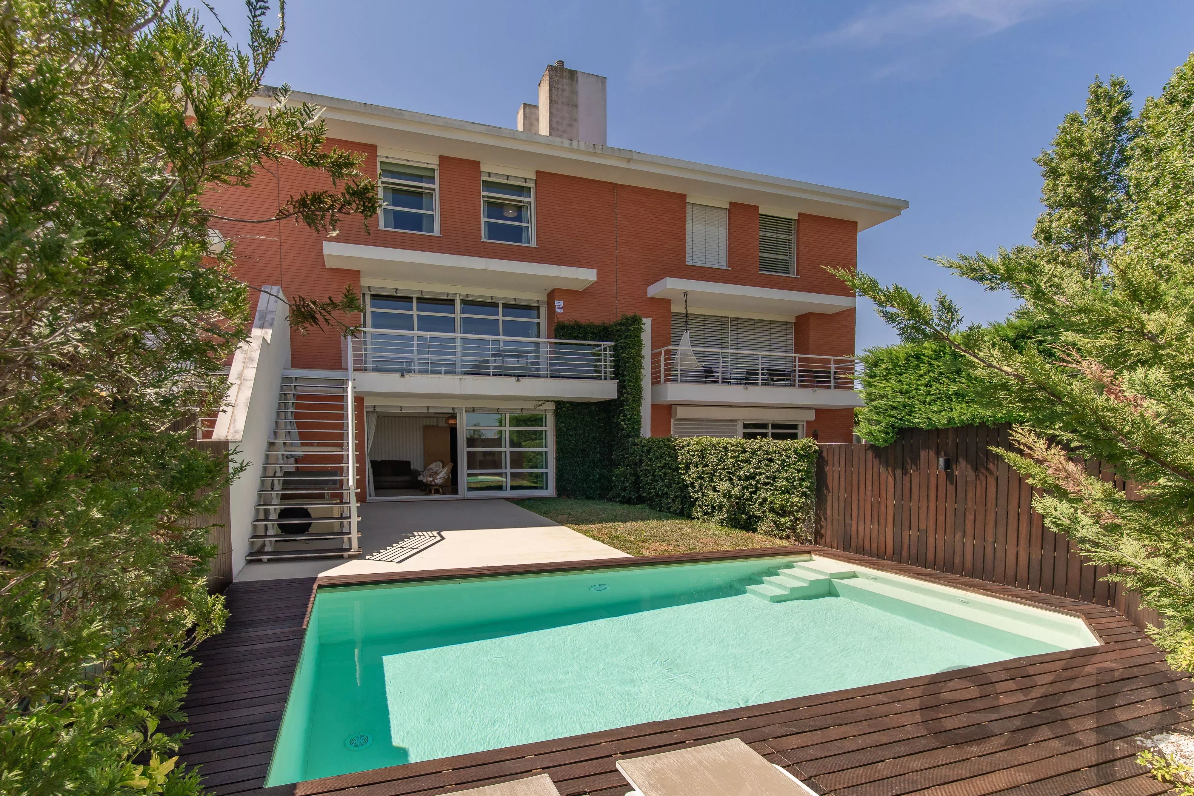Moradia T5 em Telheiras com Piscina Aquecida, Cinema Privado e Ginásio