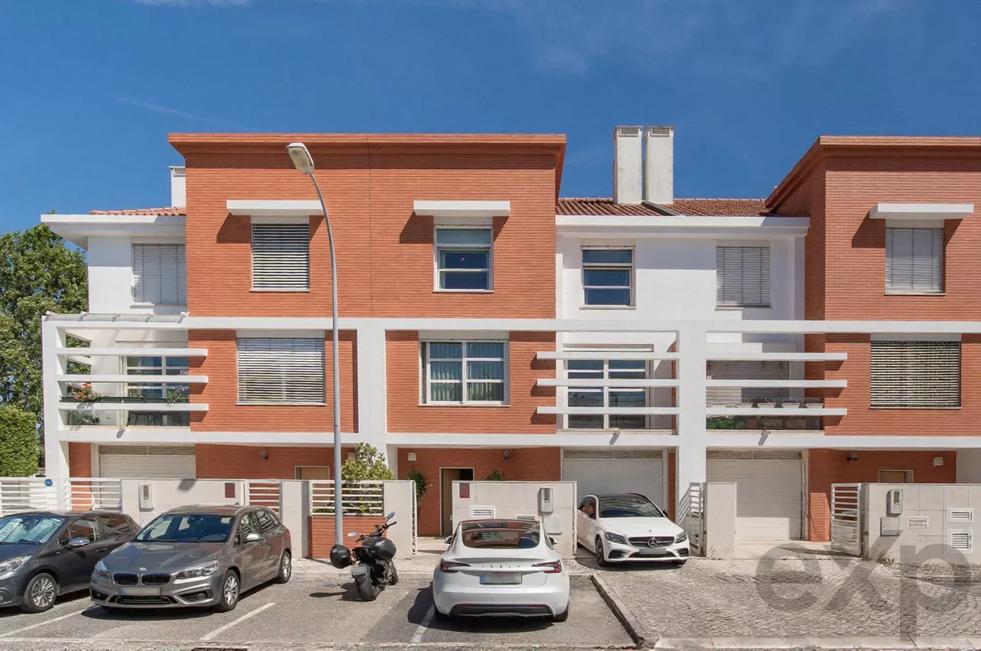 Moradia T5 em Telheiras com Piscina Aquecida, Cinema Privado e Ginásio