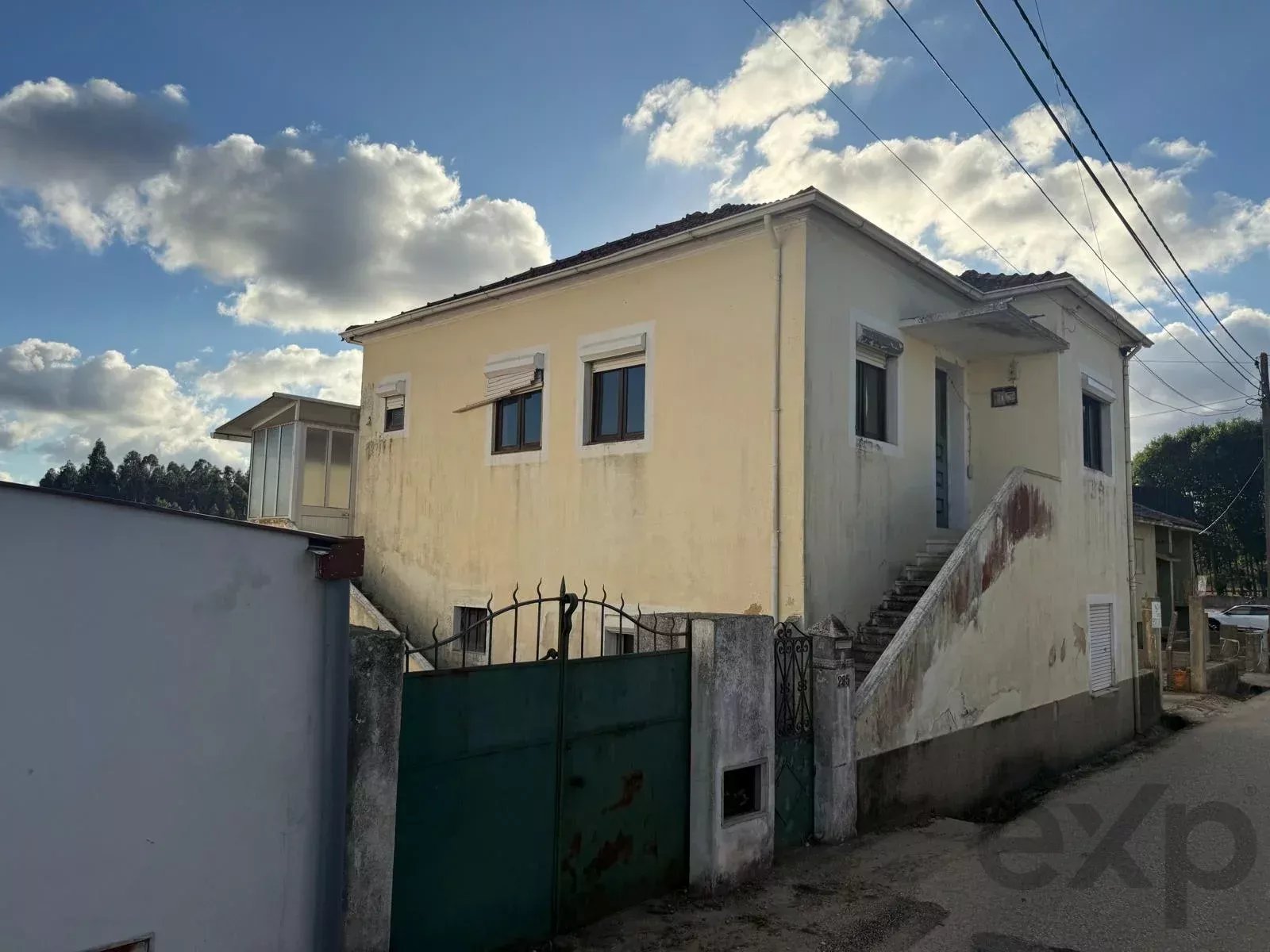 Moradia com terreno em Sangalhos