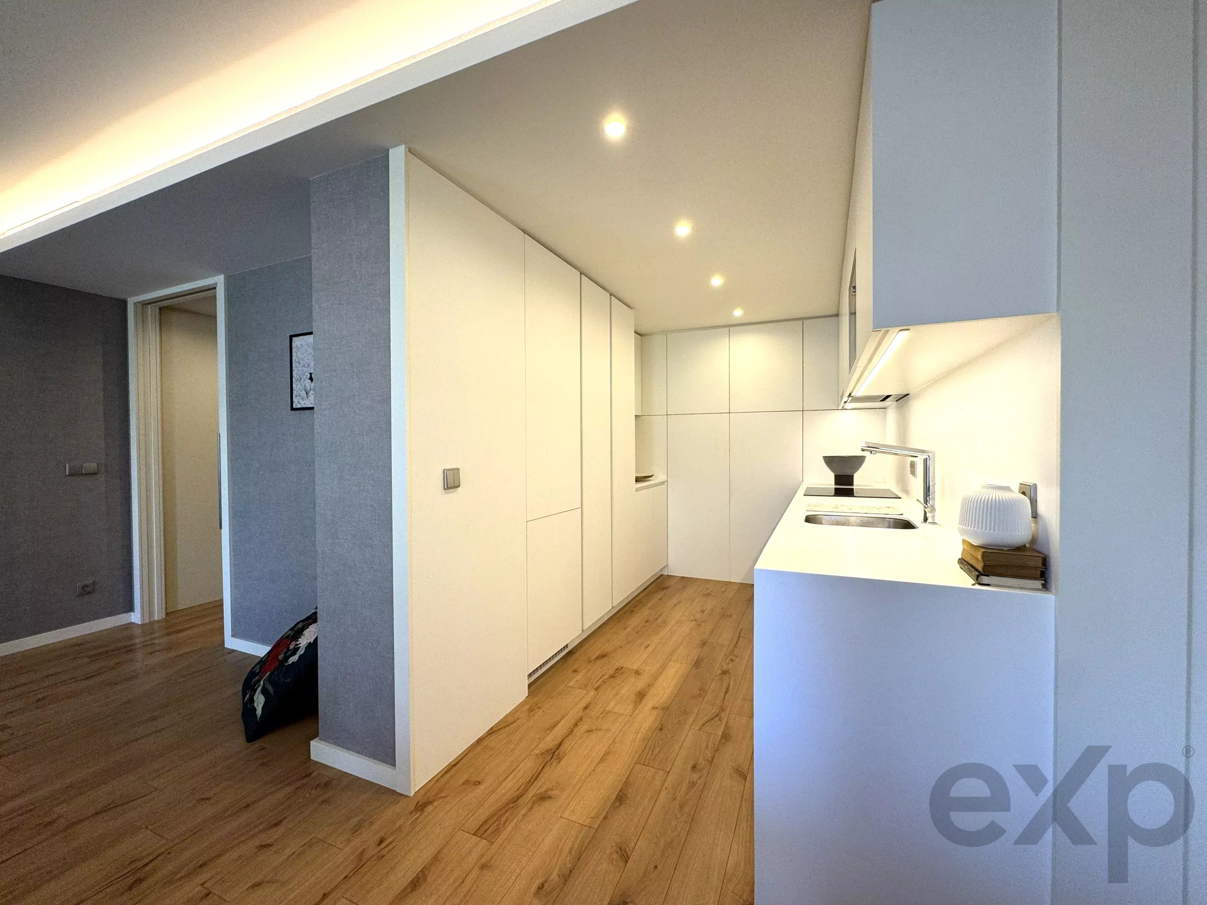 Duplex mobilado no último piso, com duas suítes, no coração do Porto