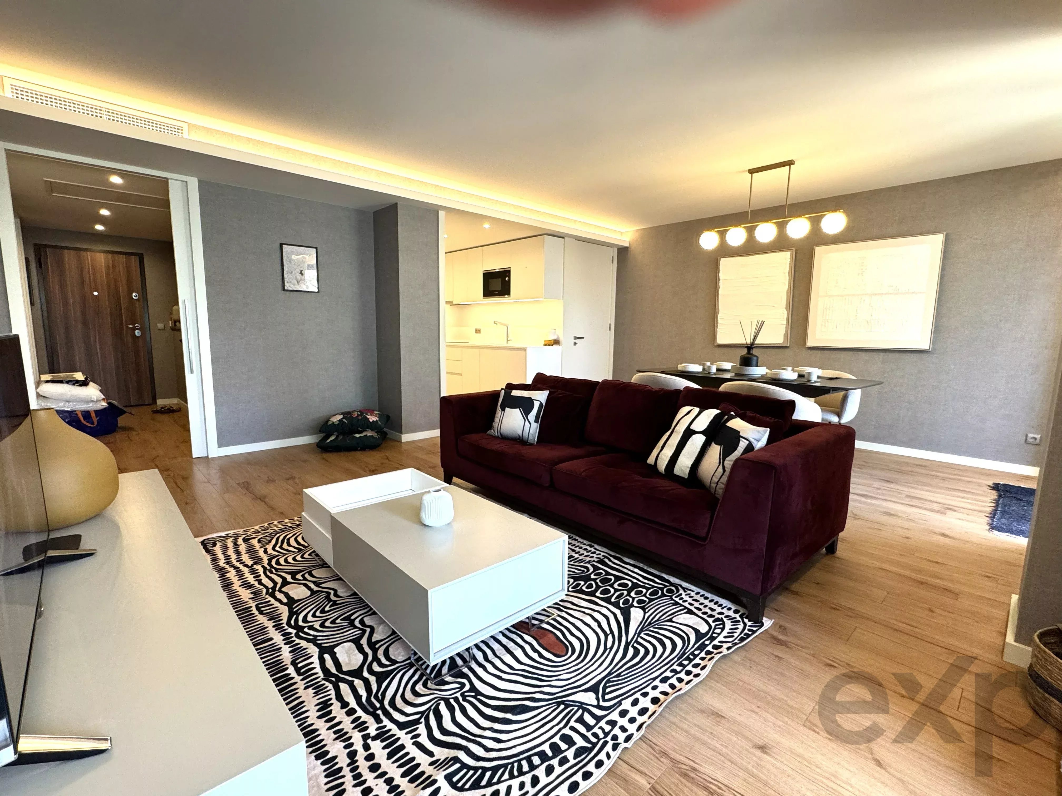 Duplex mobilado no último piso, com duas suítes, no coração do Porto