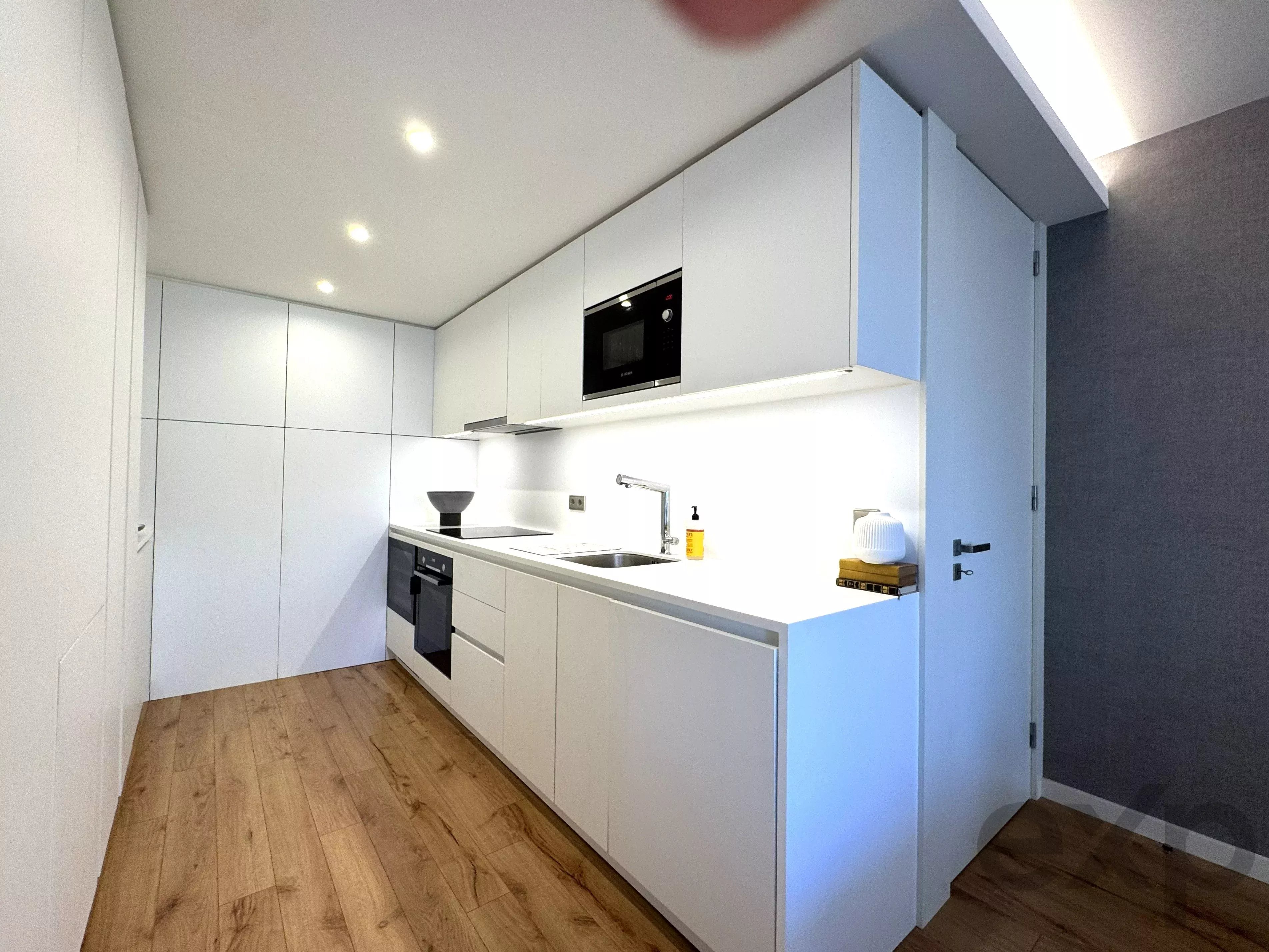 Duplex mobilado no último piso, com duas suítes, no coração do Porto