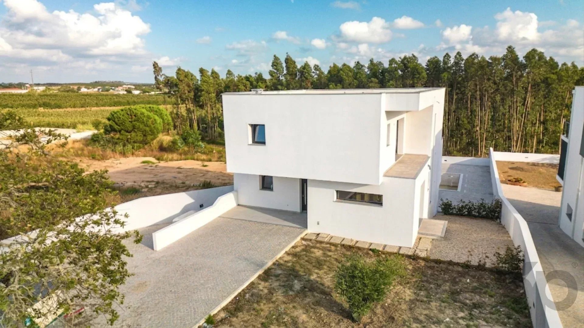 Moradia T4 com piscina, em lote XL — Caldas da Rainha