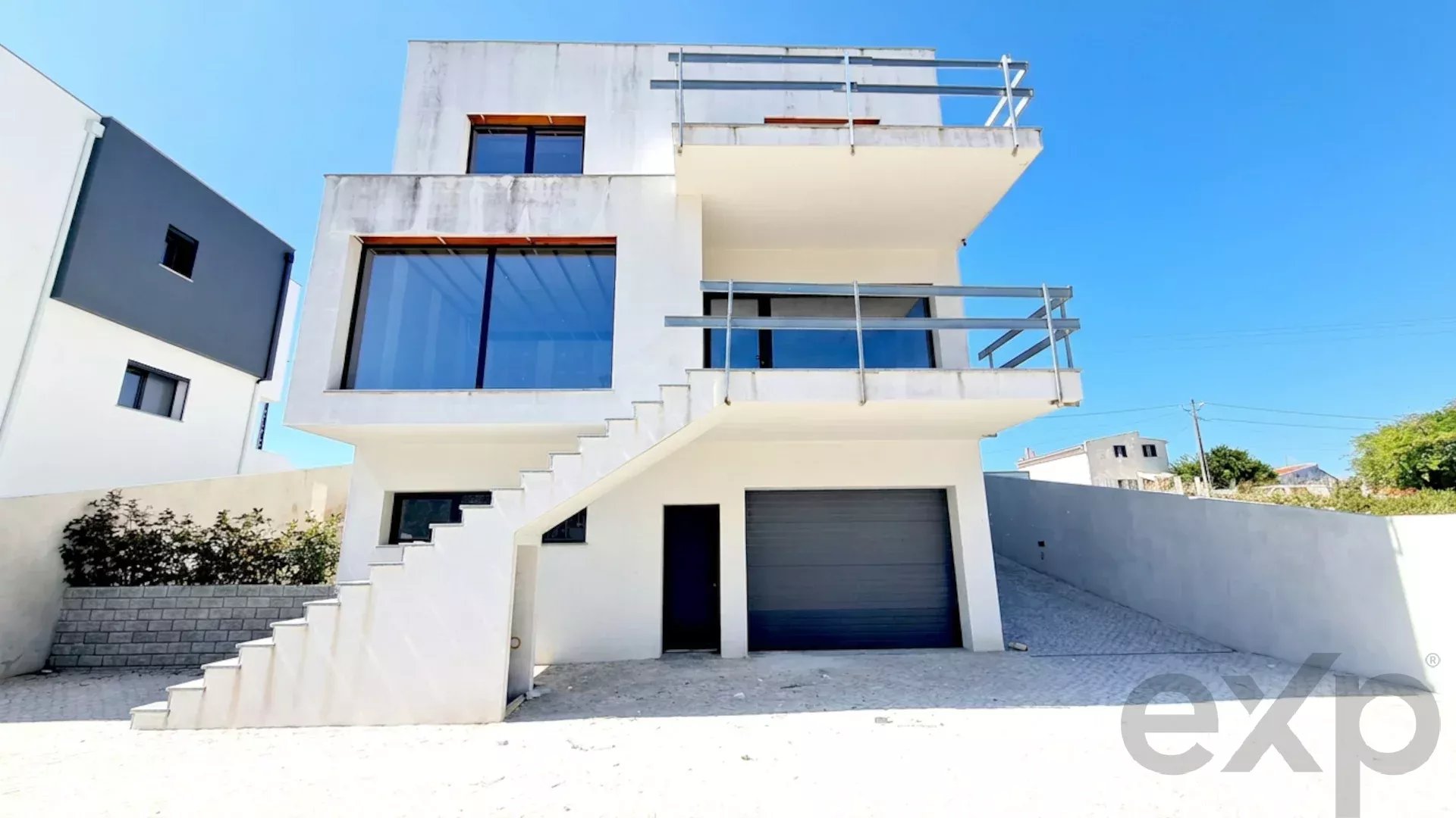Moradia T4 com piscina, em lote XL — Caldas da Rainha