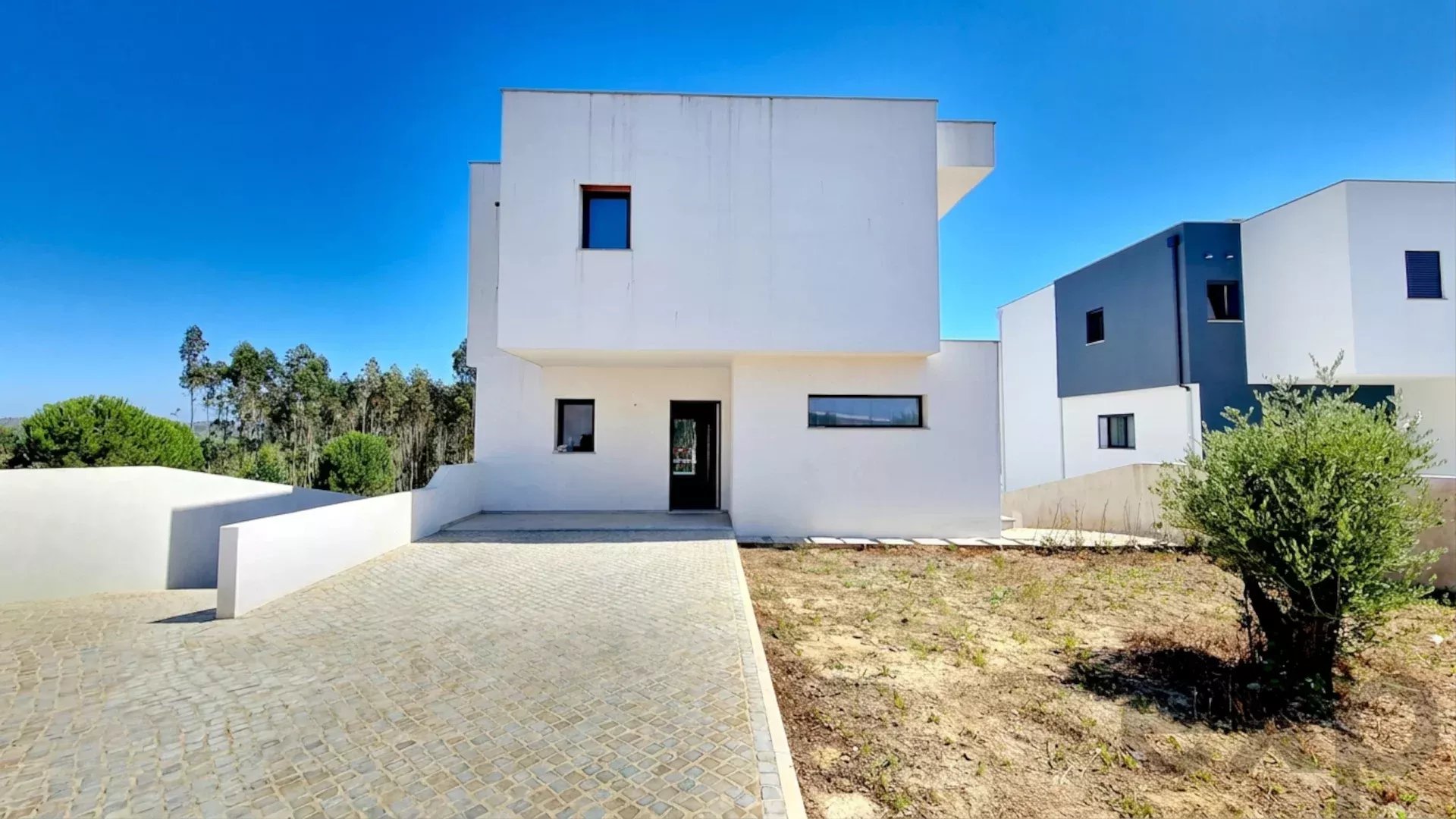 Moradia T4 com piscina, em lote XL — Caldas da Rainha