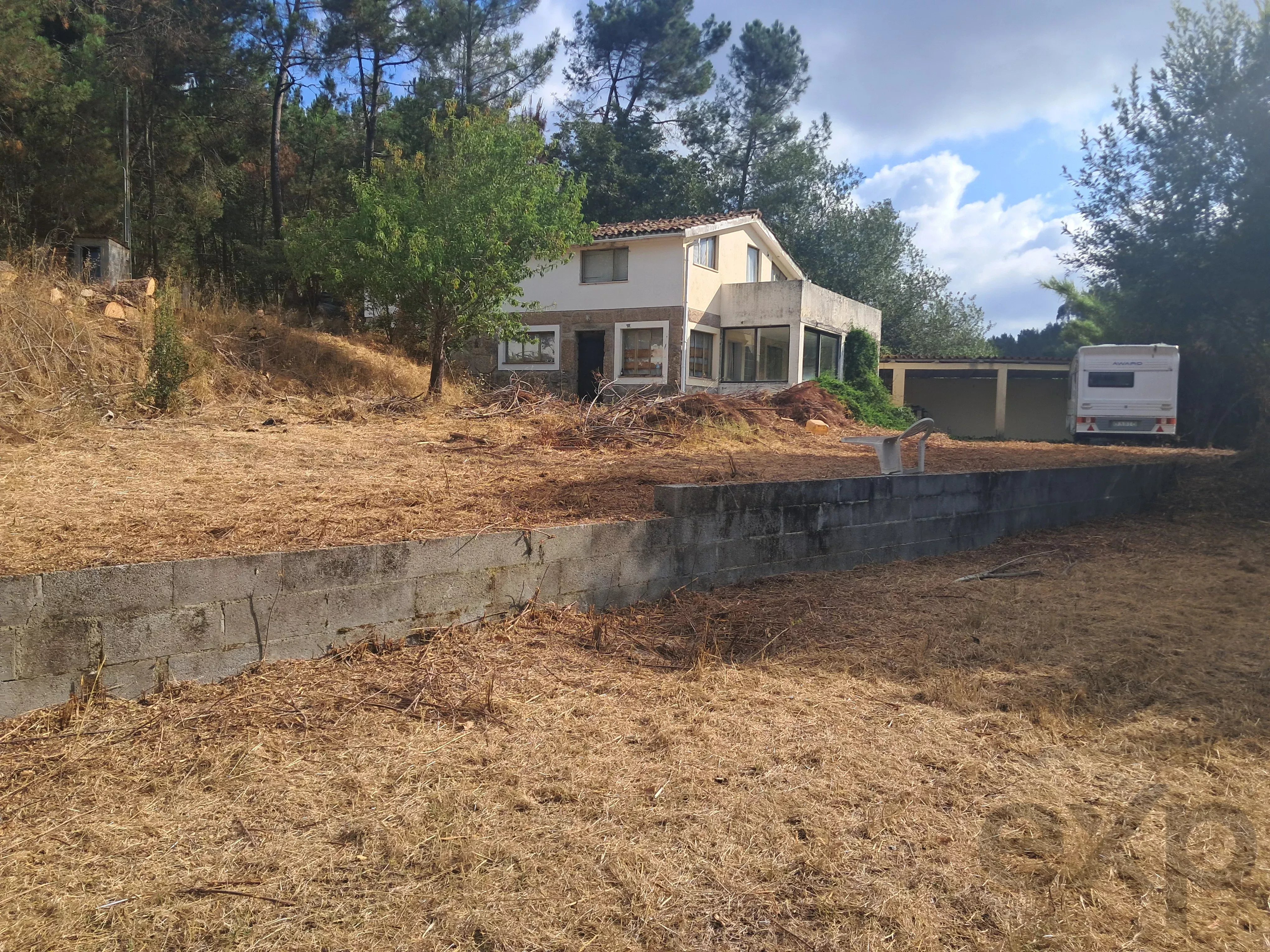 Casa de arrecadação T2 com 3.000 m² de terreno e total privacidade, a apenas 2 kms de Tábua
