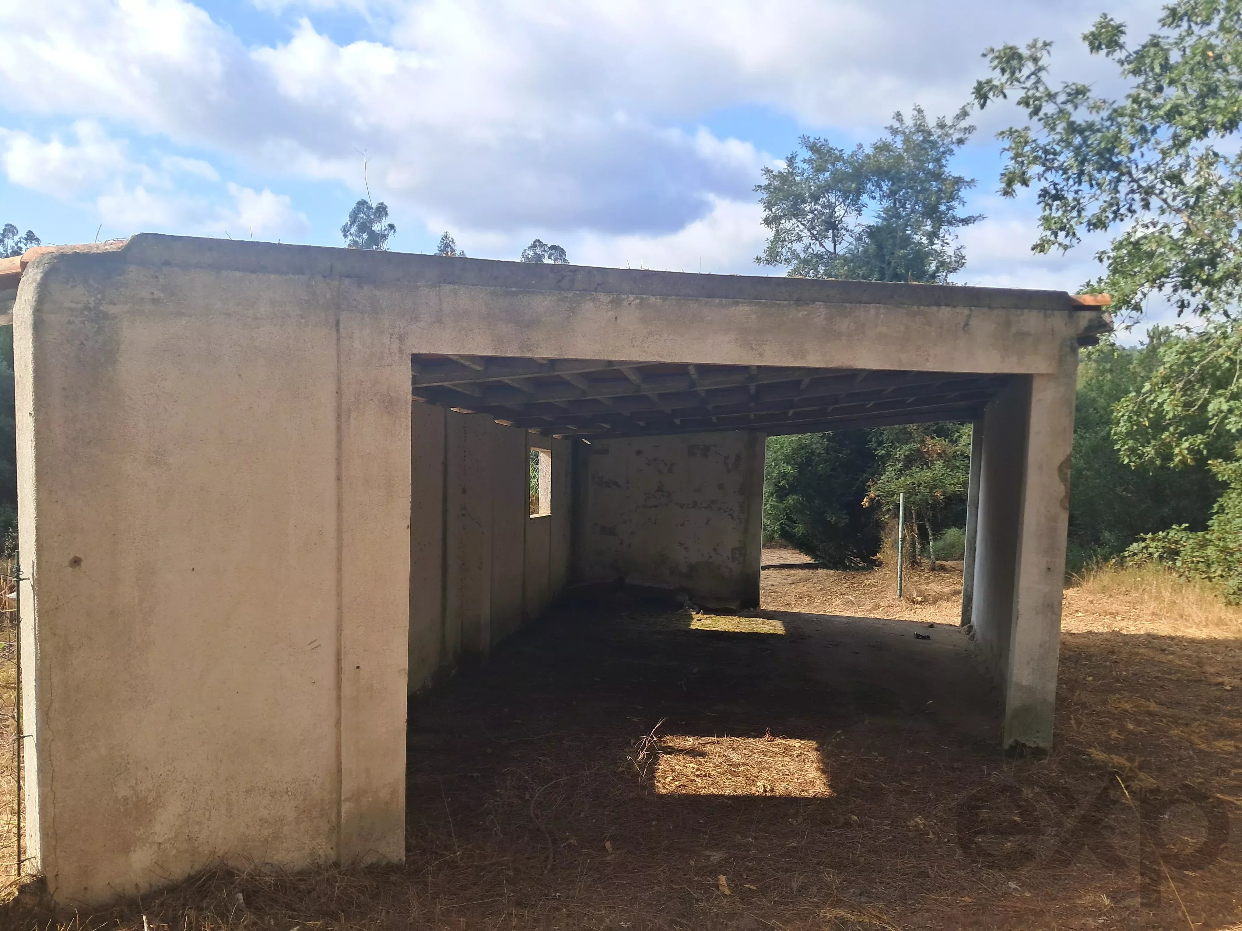 Casa de arrecadação T2 com 3.000 m² de terreno e total privacidade, a apenas 2 kms de Tábua