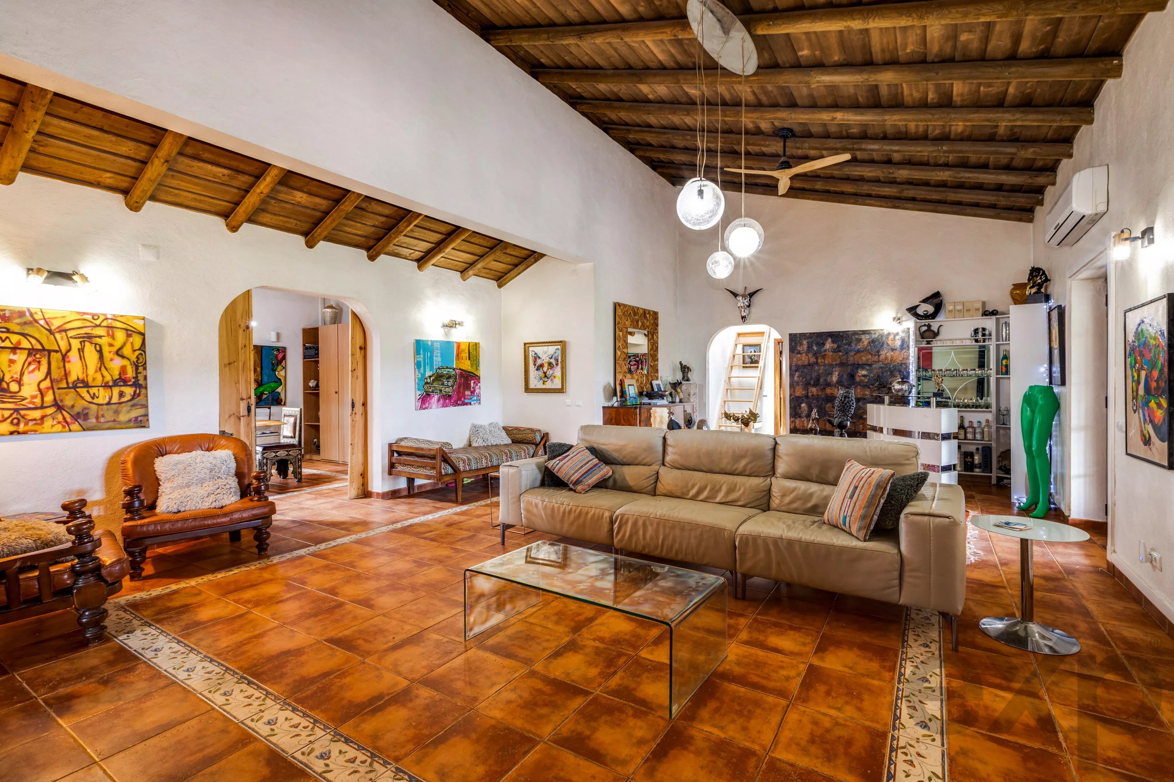 Linda Casa Familiar com Instalações Equestres Situada em 5,7 Acres