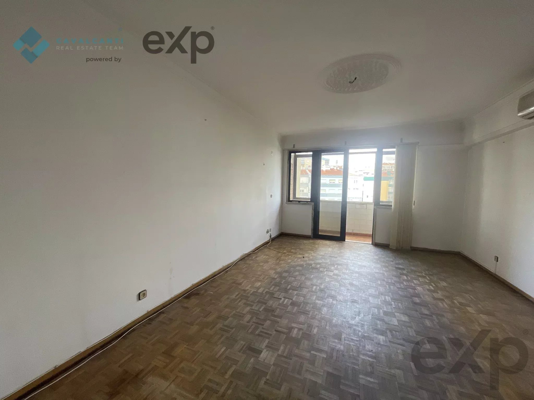 Amadora - Casal de São Brás - T3 Grandes Áreas com Excelente Potencial 87252677 image 13
