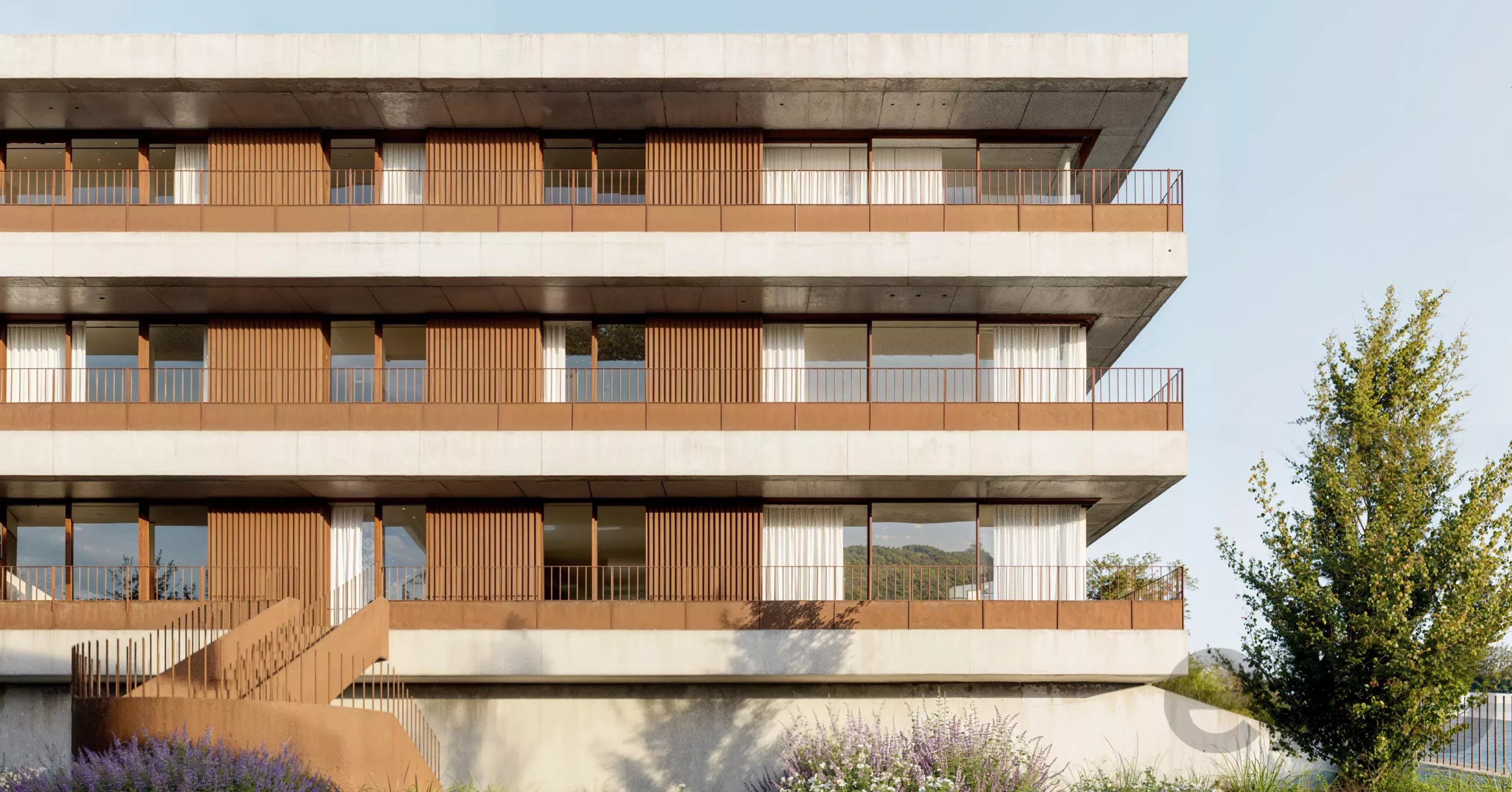 Mira Rio: Modernidade, Luz Natural e Elegância em Vila Meã