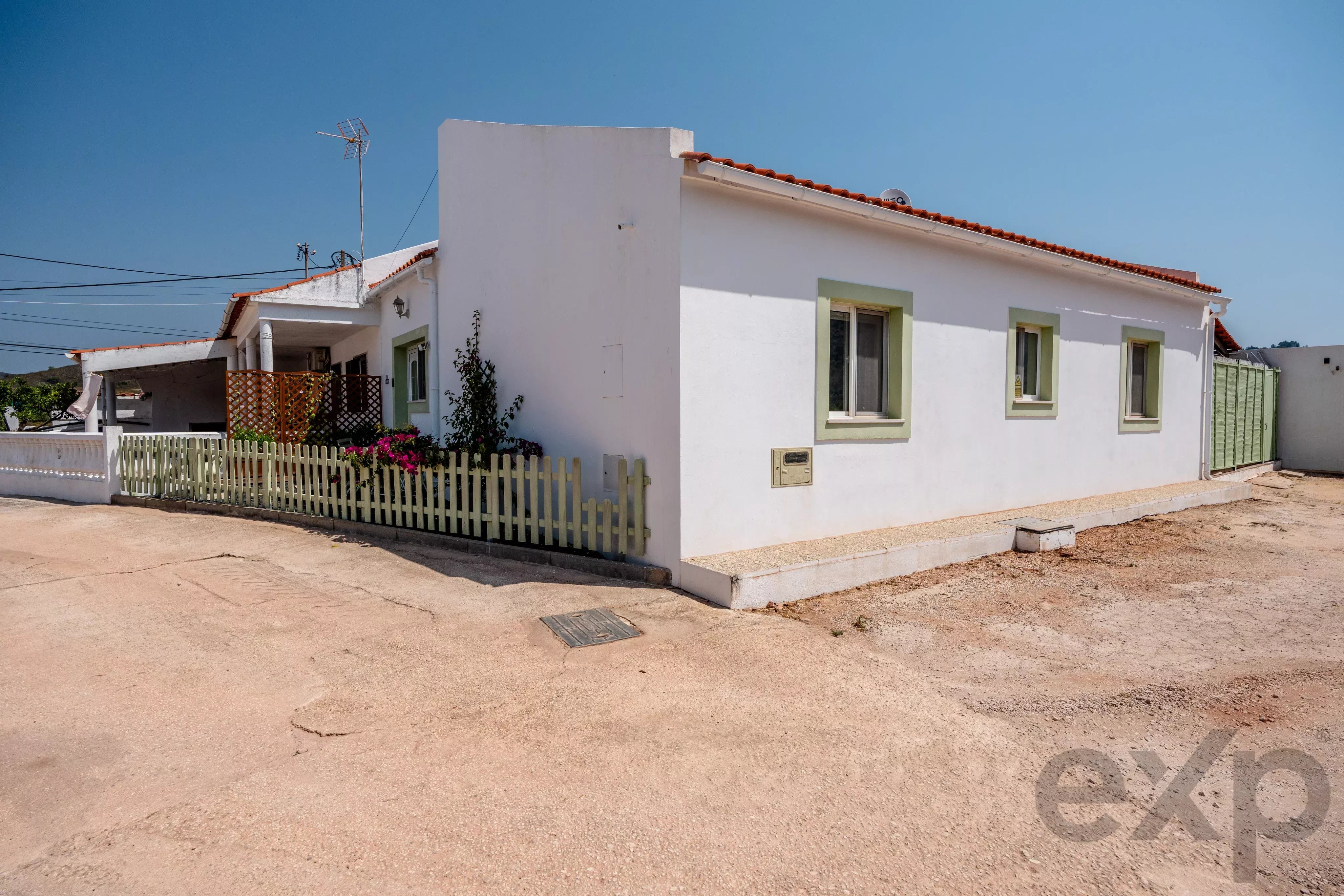 Casa lindamente renovada de 2 quartos com jardim paisagístico e cabana de madeira entre Messines e Silves 87259336 image 1