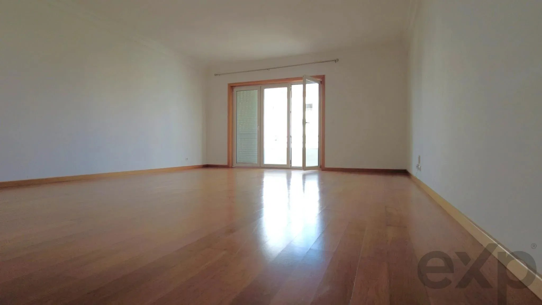 T2 COM 139 M², VARANDA, ESTACIONAMENTO E ARRECADAÇÃO NO ESTORIL