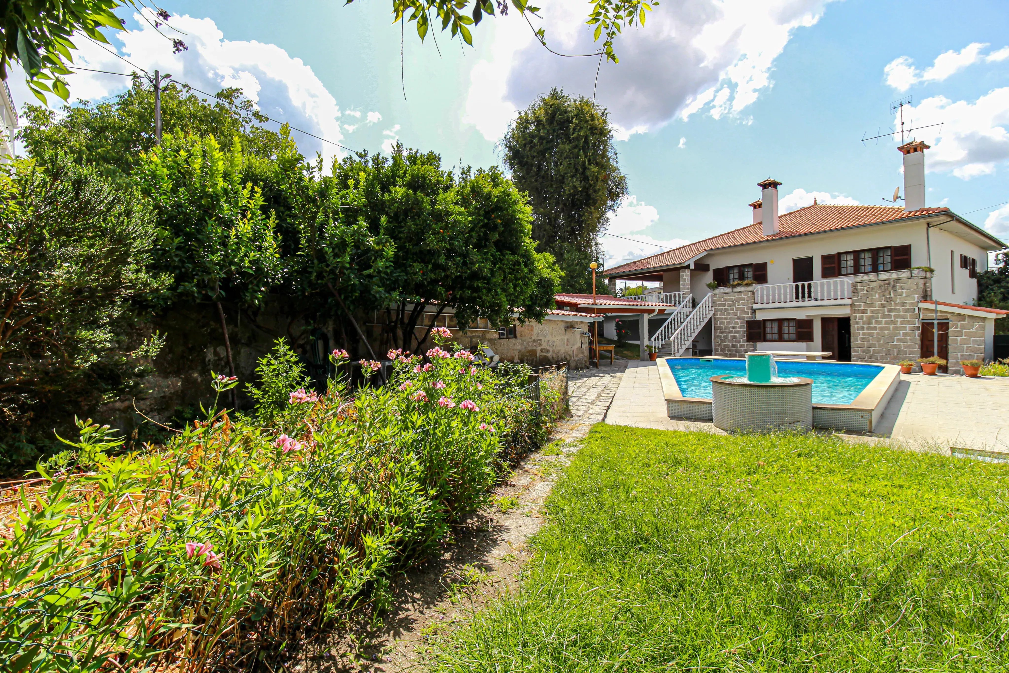 Casa tradicional portuguesa com jardim e piscina em Oliveira do Hospital
