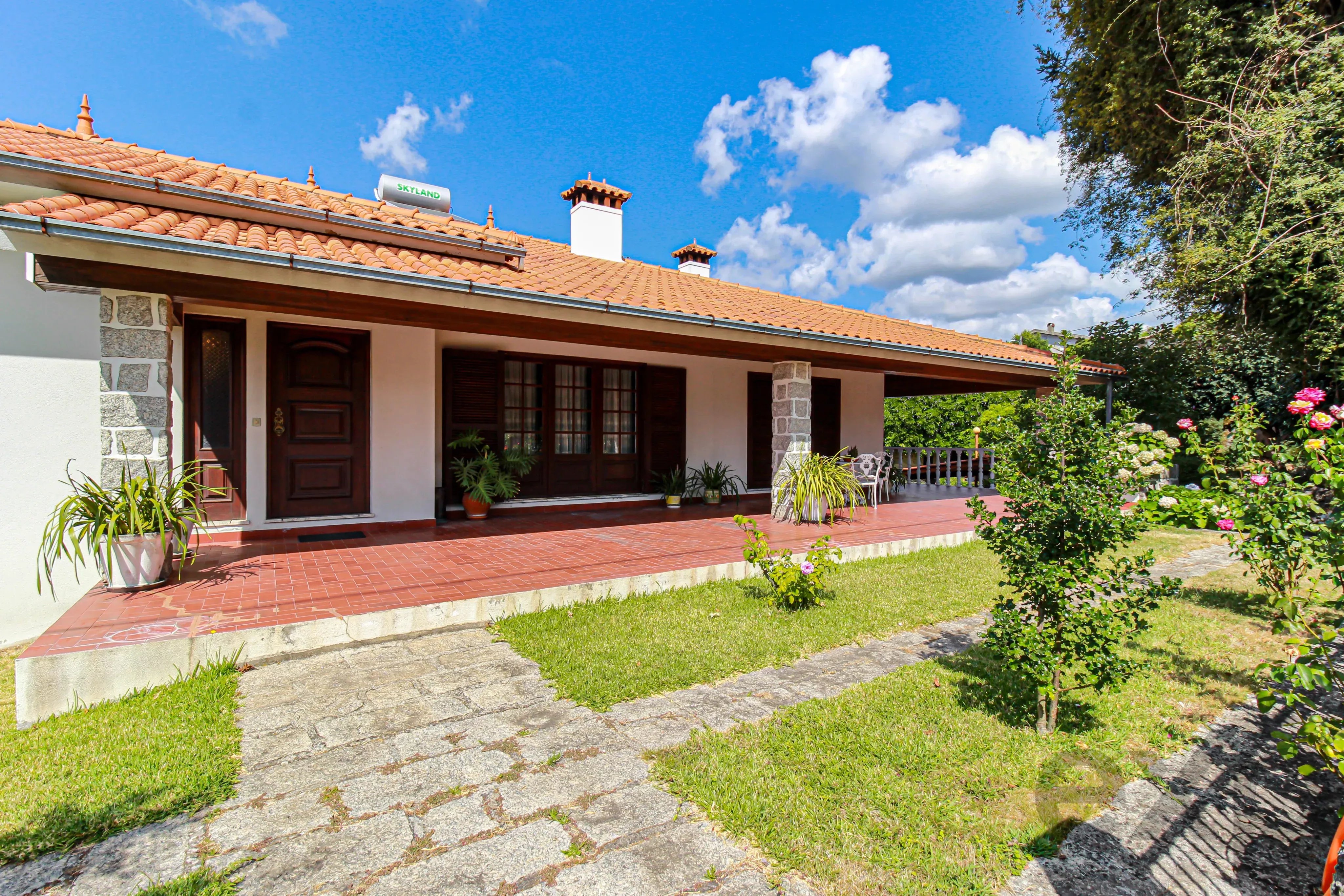 Casa tradicional portuguesa com jardim e piscina em Oliveira do Hospital