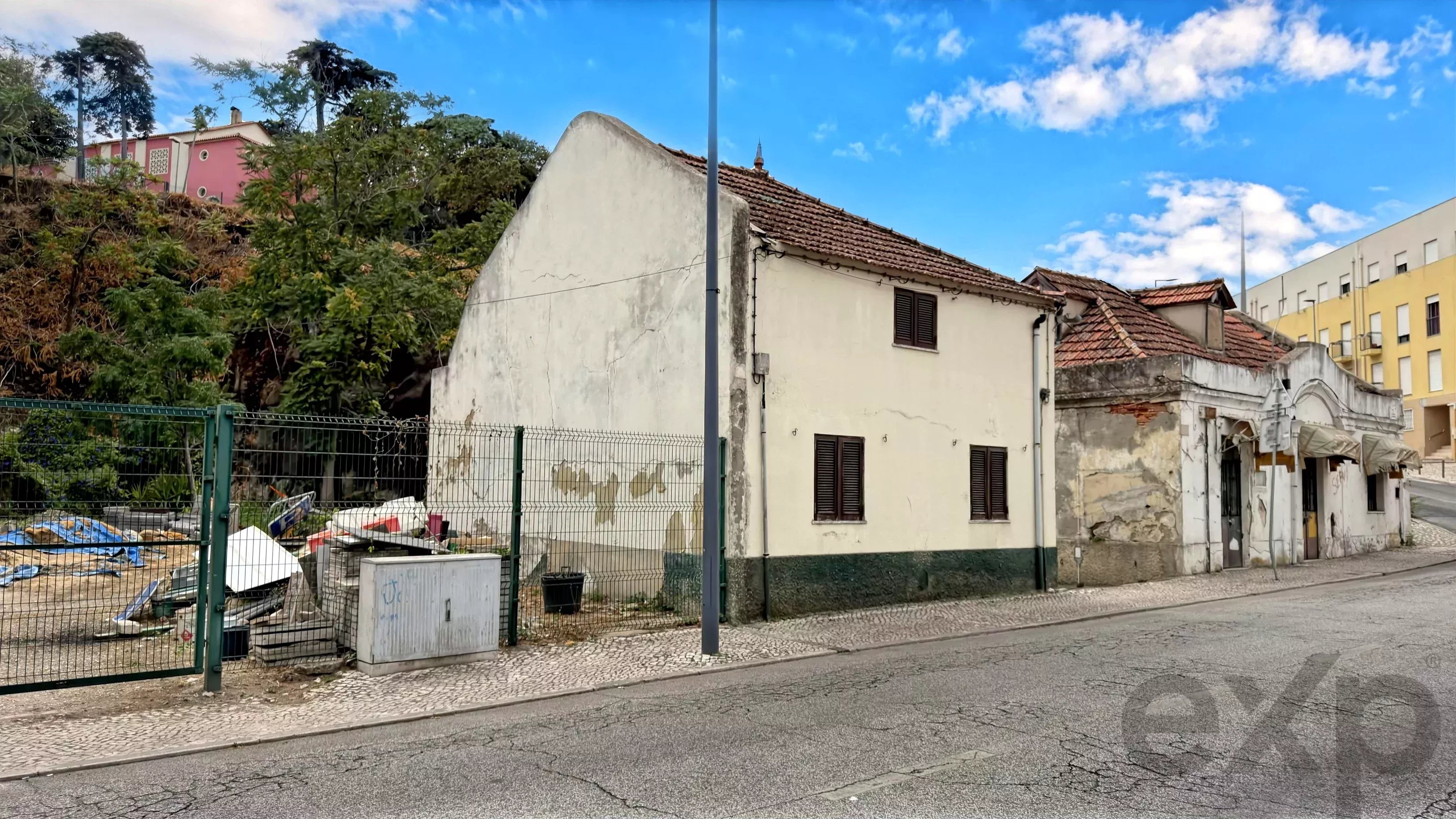 Welcoming 2-Bedroom House for Sale in Lisbon 2