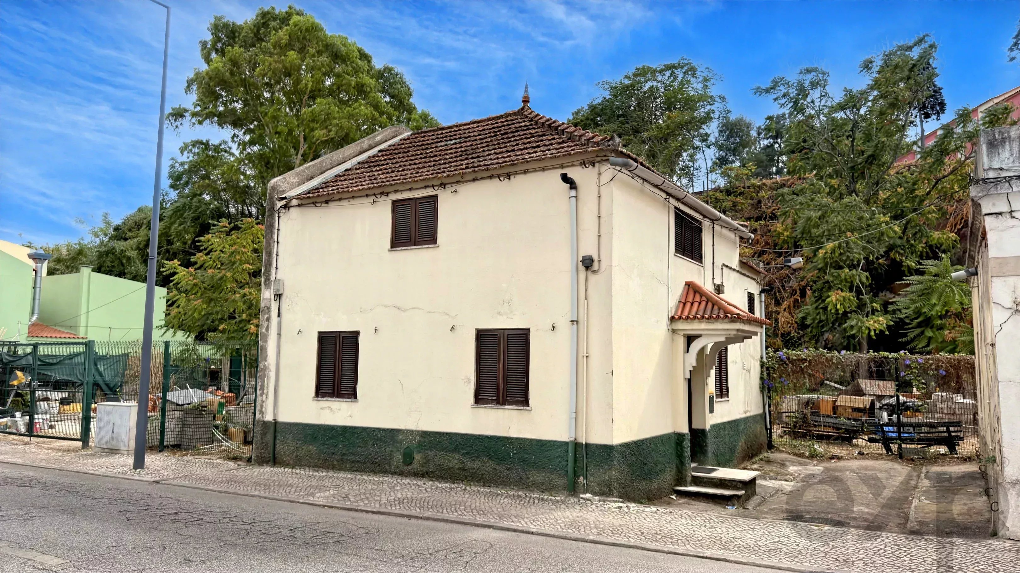 Welcoming 2-Bedroom House for Sale in Lisbon 3