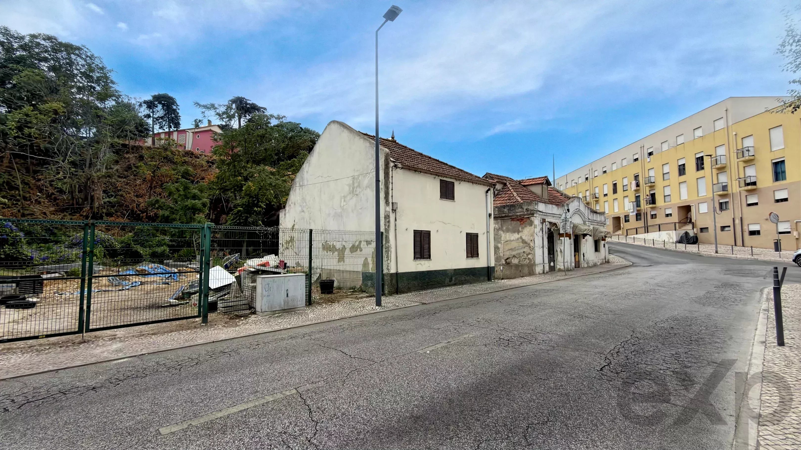 Welcoming 2-Bedroom House for Sale in Lisbon