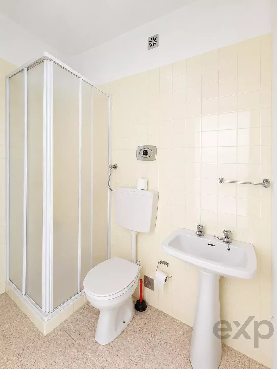 Three‑bedroom flat of 100 m² in the Liceu neighbourhood, Setúbal 87275069 image 9