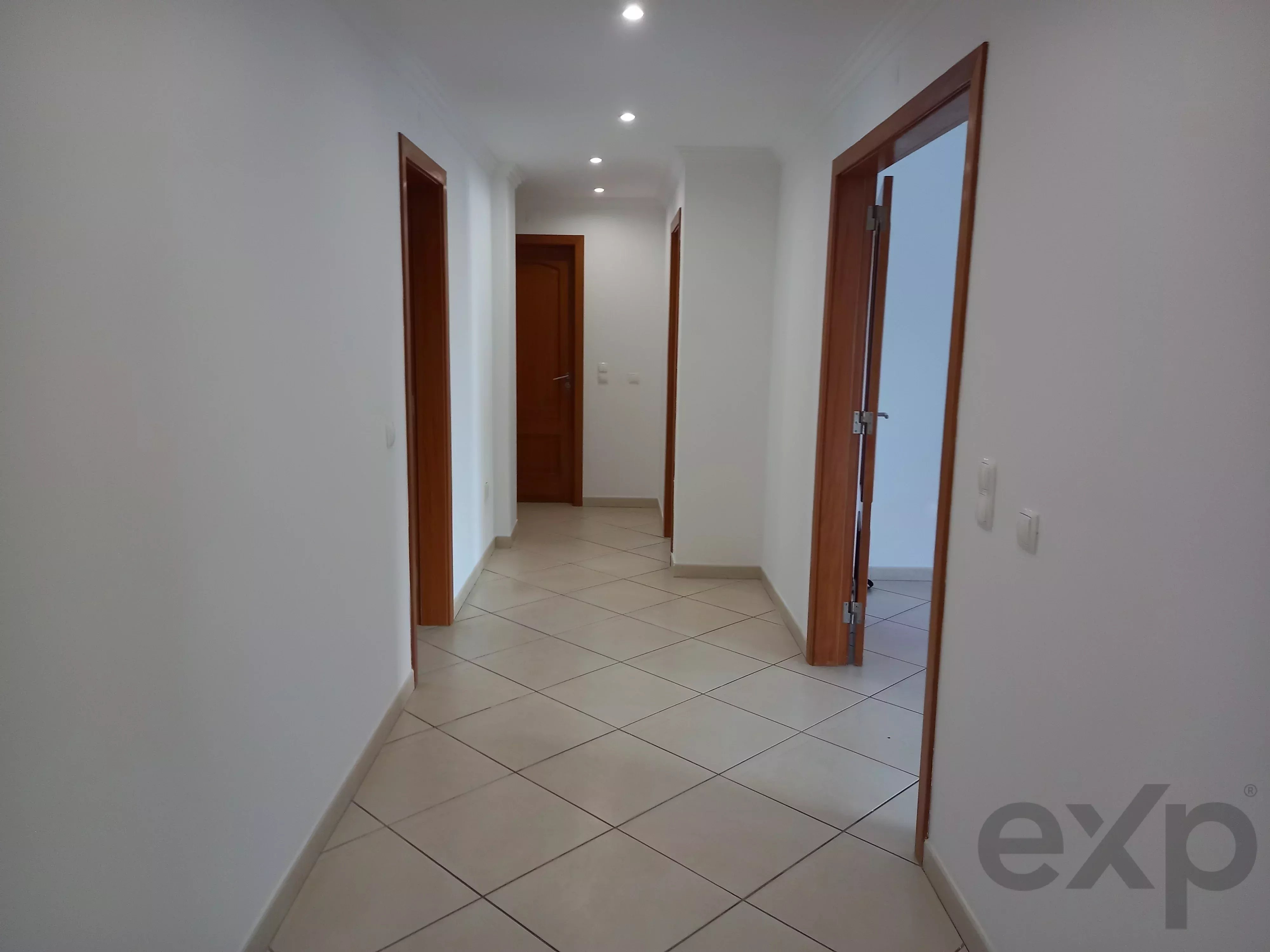 Apartamento T2 Remodelado na Baixa da Banheira – Conforto, Modernidade e Garagem Privativa e Arrecadação 87282355 image 8