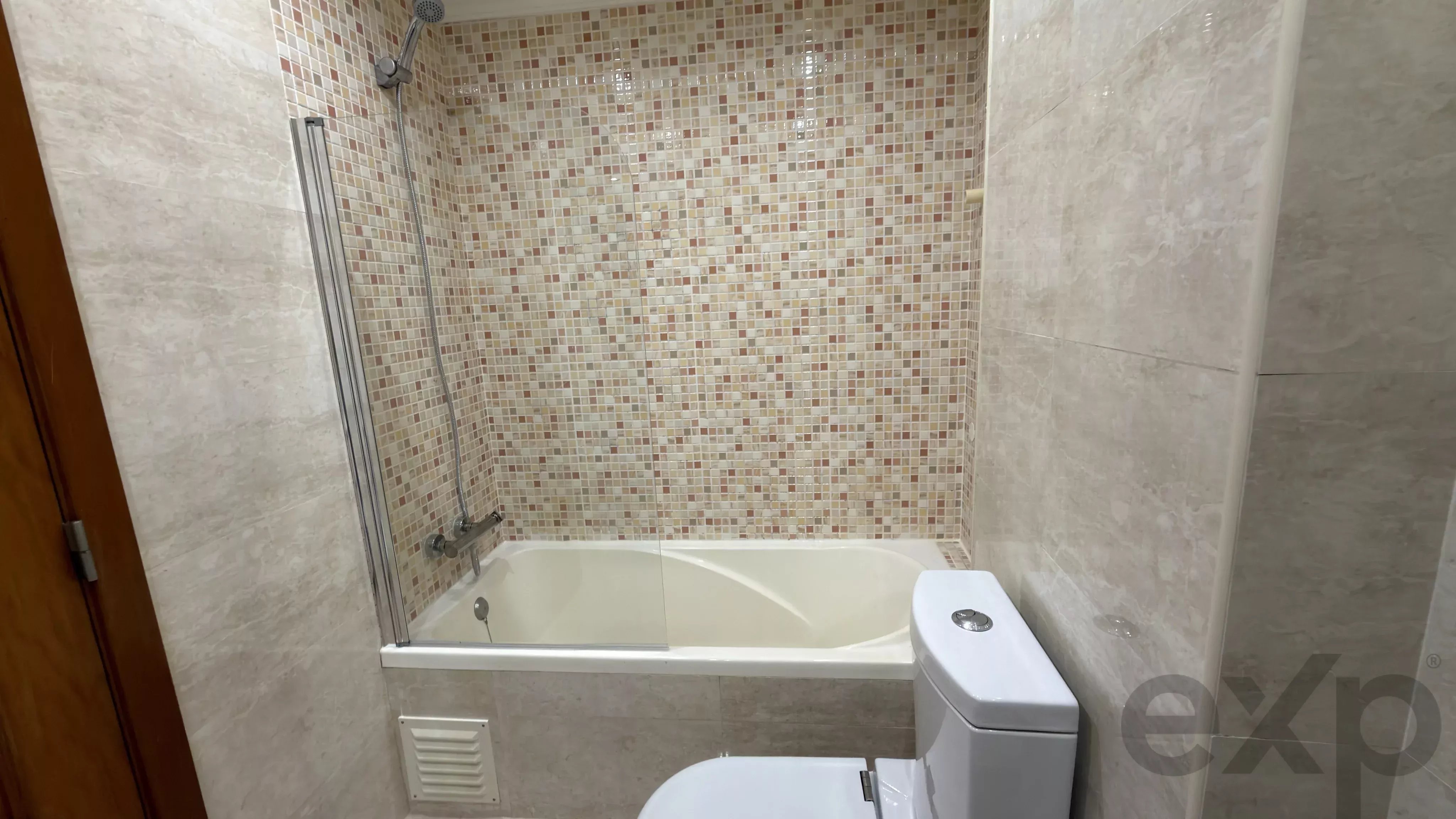 Apartamento T2 Remodelado na Baixa da Banheira – Conforto, Modernidade e Garagem Privativa e Arrecadação 87282355 image 18