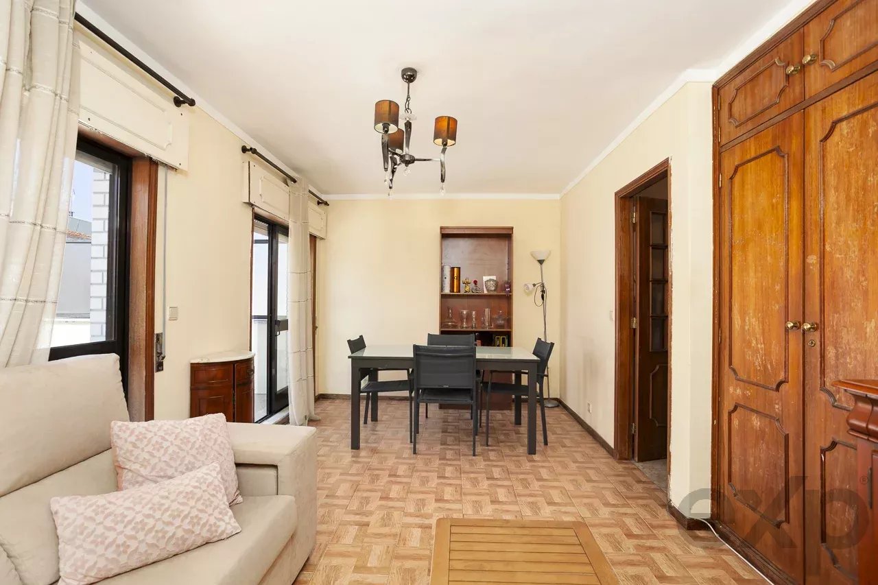 Apartamento com Terraço a Poente e Elevador na Rua de Costa Cabral