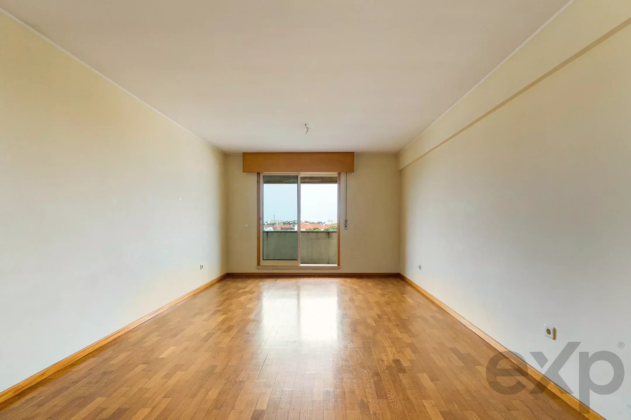 T1 no 4.º e último piso com elevador, varanda poente, garagem e vistas desafogadas — Paranhos, Porto
