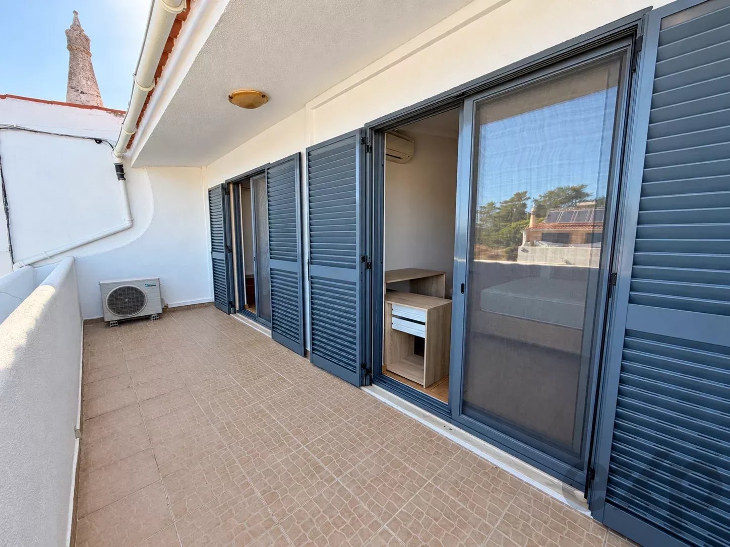 Moradia T3+1 com áreas surpreendentes, enorme cave, garagem e amplo espaço exterior nas Gambelas 87355360 image 8