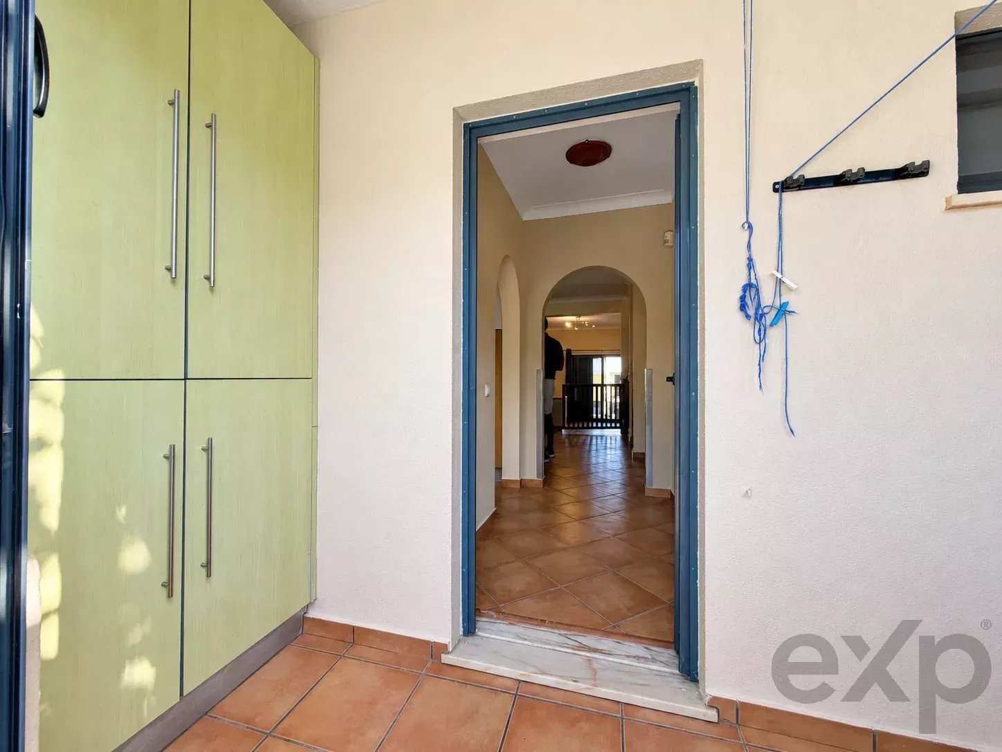Moradia T3+1 com áreas surpreendentes, enorme cave, garagem e amplo espaço exterior nas Gambelas 87355360 image 17