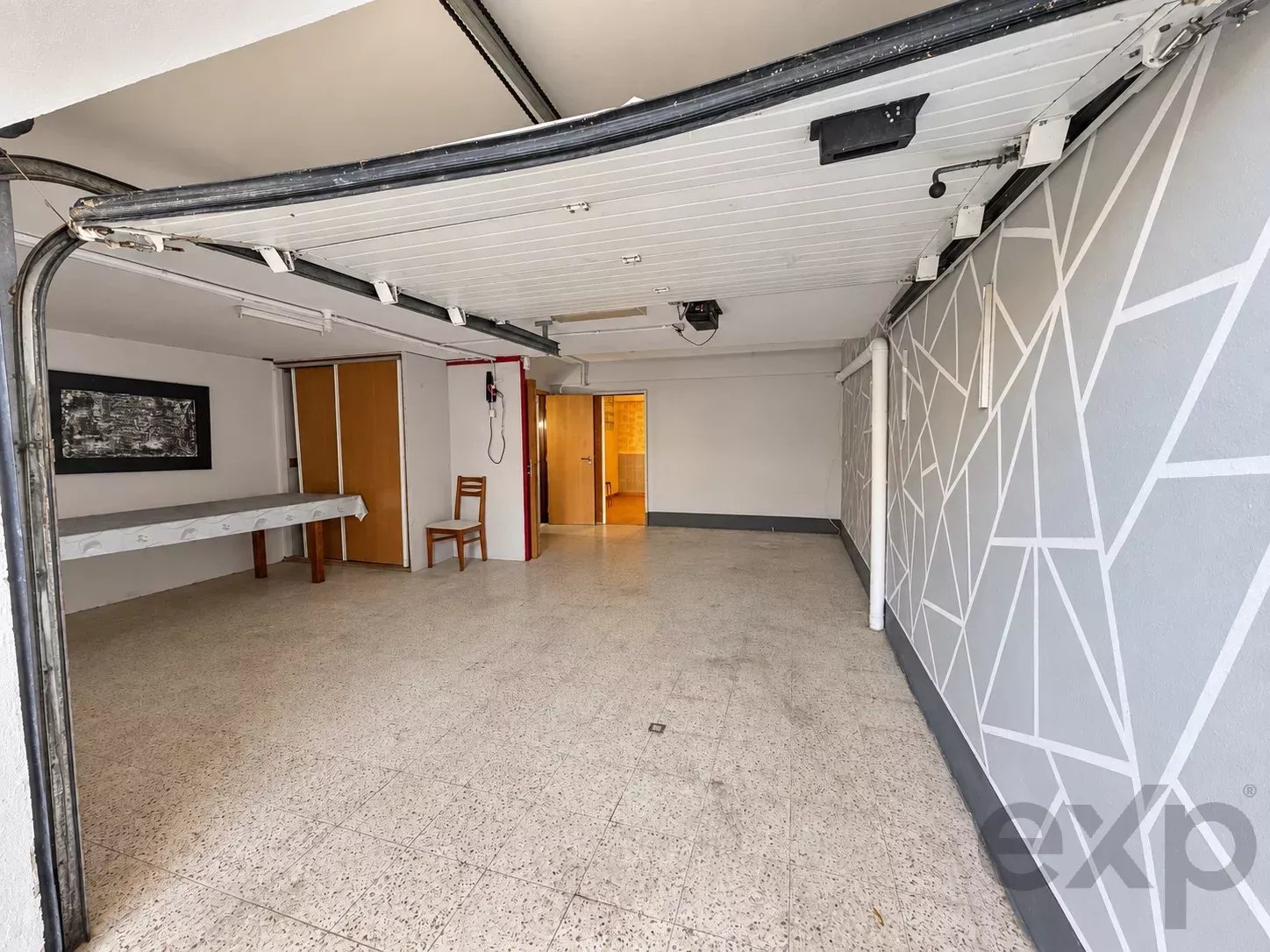 Moradia T3+1 com áreas surpreendentes, enorme cave, garagem e amplo espaço exterior nas Gambelas 87355360 image 23